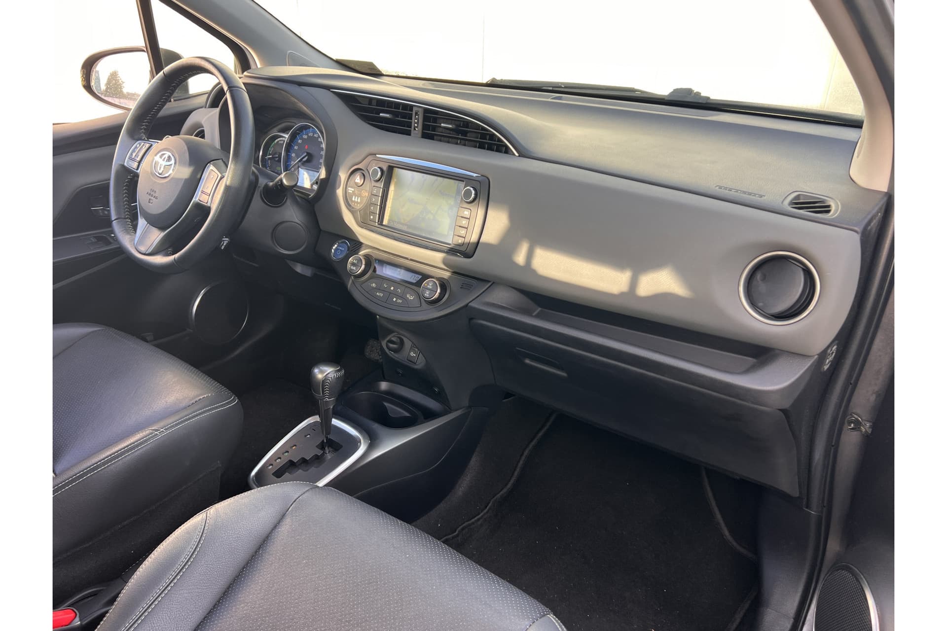 Toyota Yaris 1.5 Hybrid Dynamic thumbnail 3