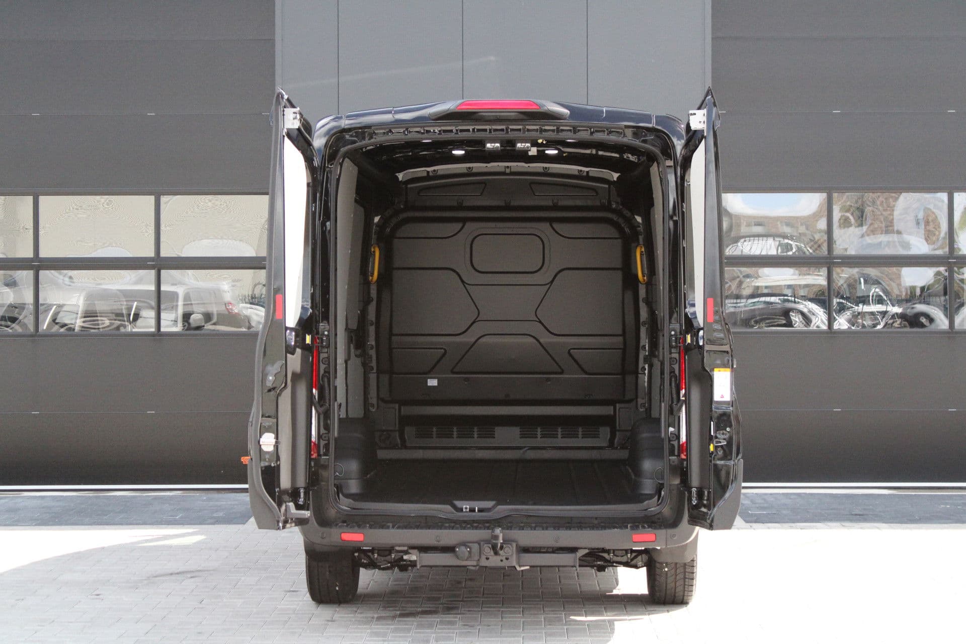 Ford Transit 350 2.0 TDCI L2H2 Trend 165pk - Facelift - 2x Schuifdeur - Adaptive Cruise - Navigatie - Blind Spot - 360 Camera - Stoel - Stuurverwarming - Rijklaar thumbnail 10