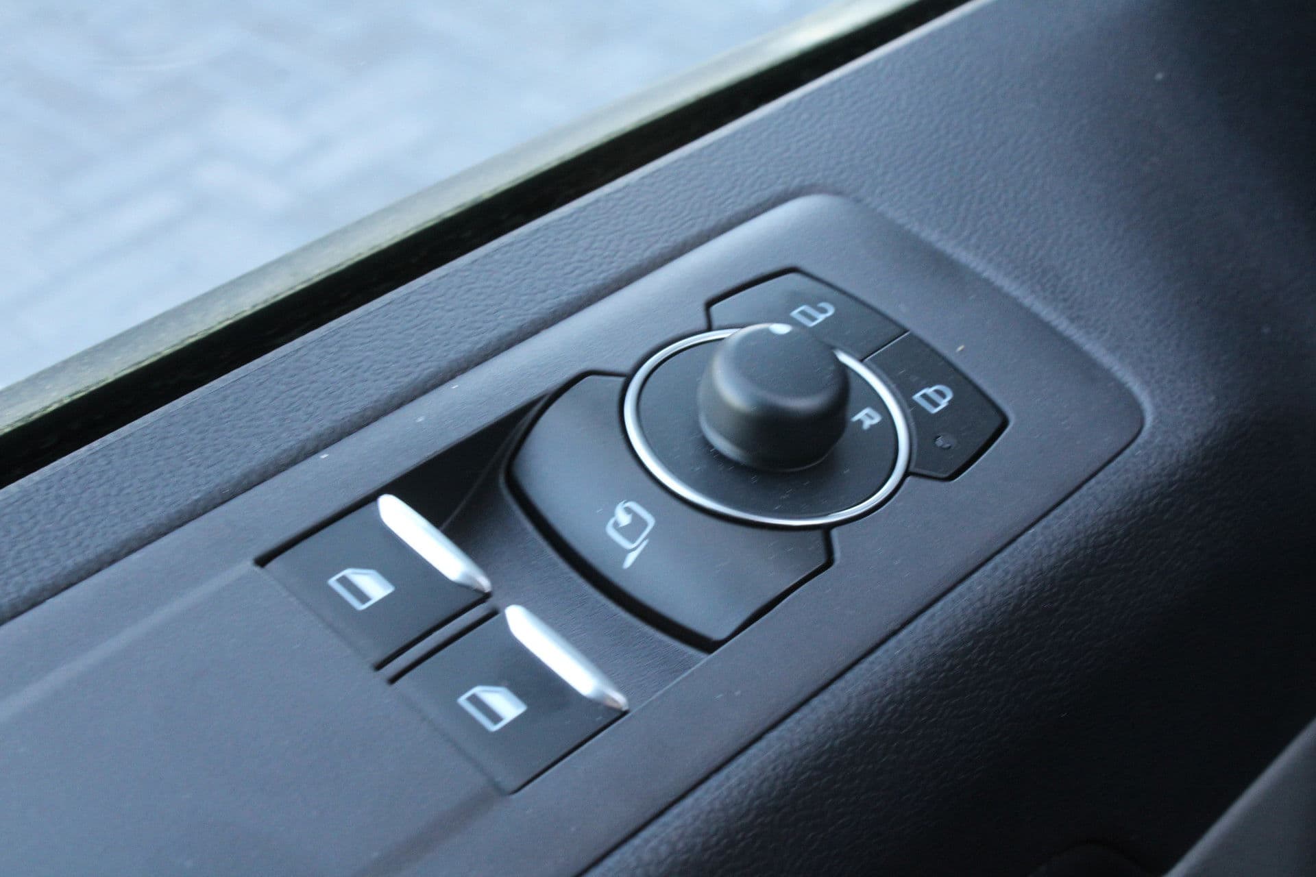 Ford Transit Custom 320 2.0 TDCI L2H1 Limited 170pk - 1+1 Stoelopstelling - 2x Schuifdeur - Adaptive Cruise - Verwarmd stuur - Blind spot - Navigatie - Camera - Draadloos laden - Rijklaar thumbnail 13