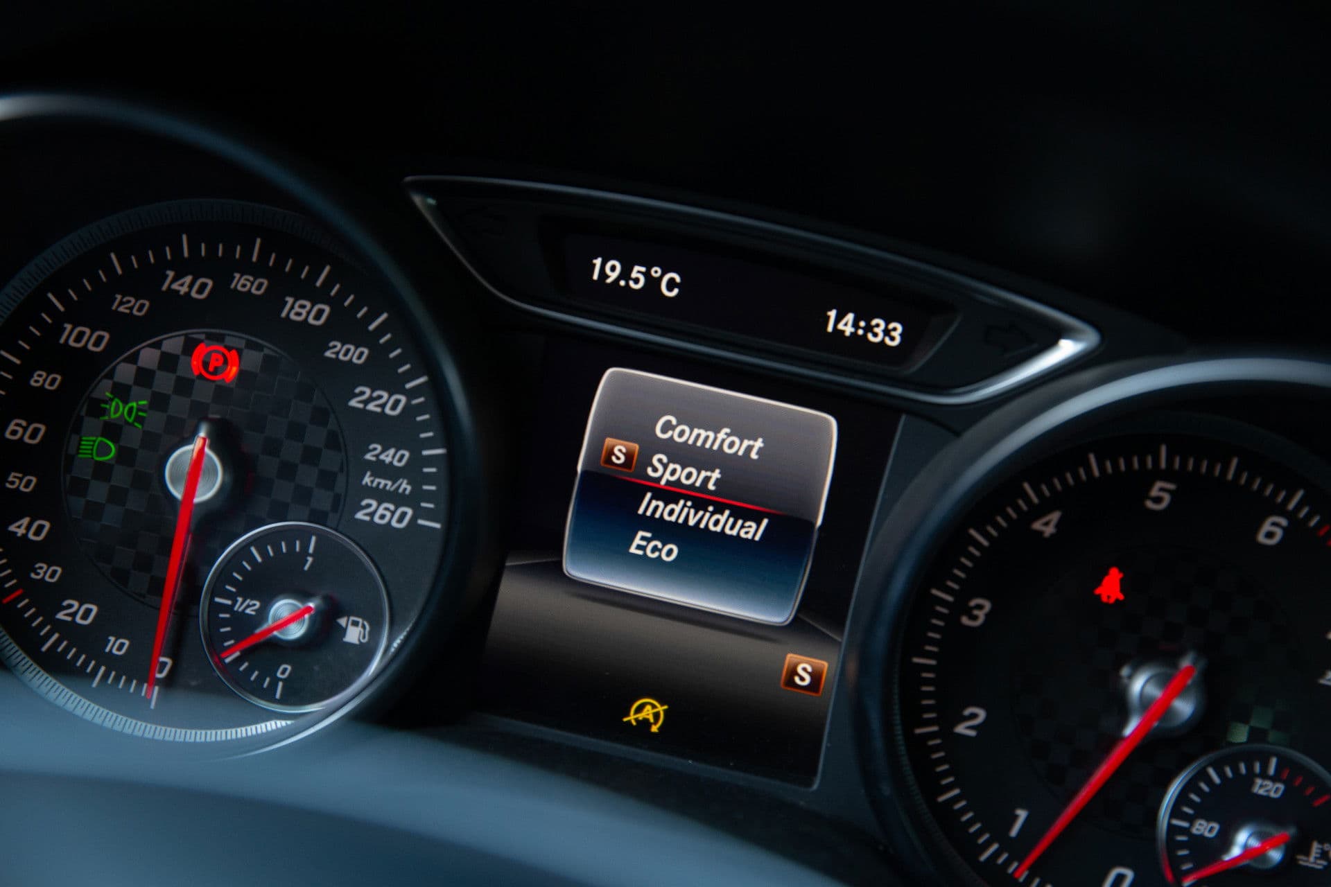 Mercedes-Benz A-Klasse 180 Business Solution AMG Upgrade Edition , Stoelverwarming, Camera, Led, NAP thumbnail 18