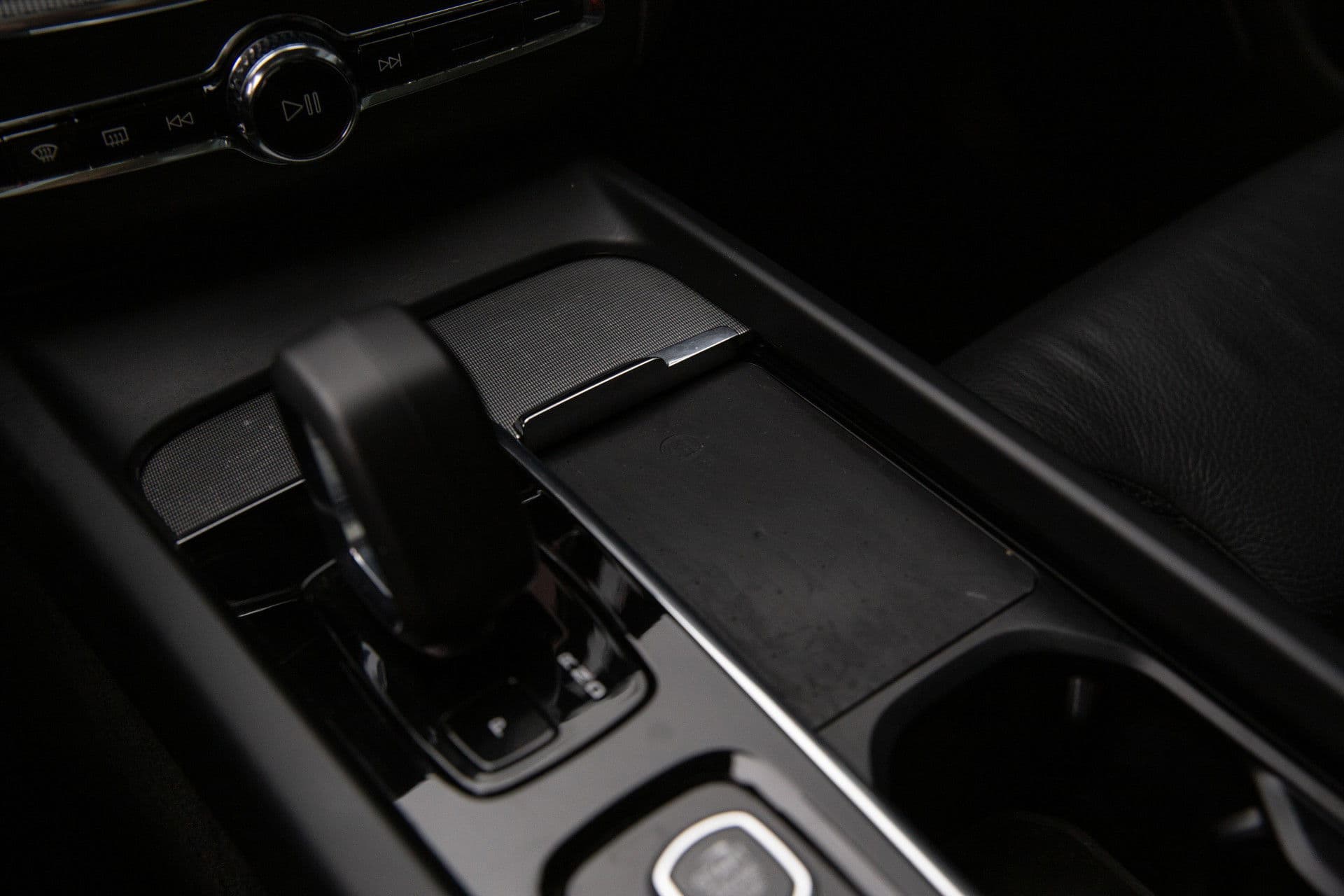 Volvo XC60 2.0 T6 Plug-in hybrid AWD Plus Dark , Panoramadak, Memory, Leer thumbnail 22