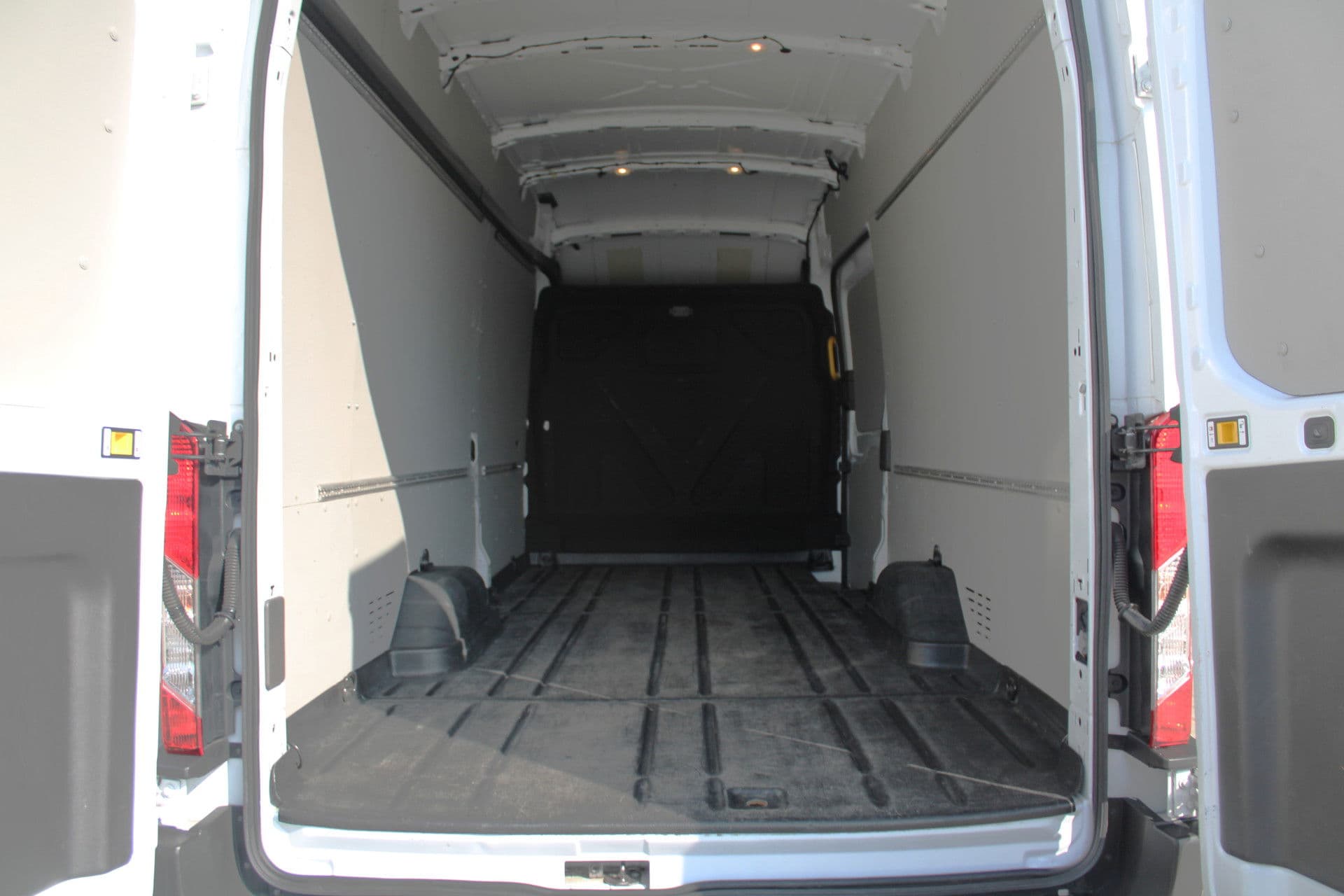 Ford Transit 350 2.0 TDCI L4H3 Trend RWD 130pk - 270gr deuren - Camera - Cruise - Carplay - Airco - PDC - Rijklaar thumbnail 10