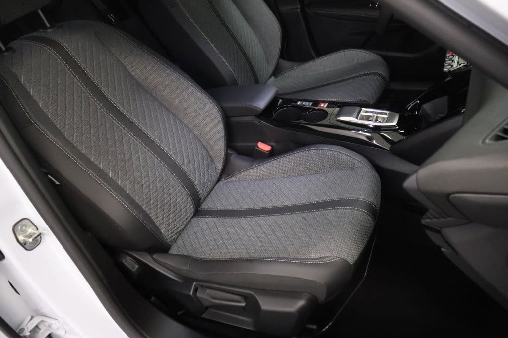 Peugeot 2008 1.2 Hybride 145 Allure | 360 Camera | Luxe thumbnail 11