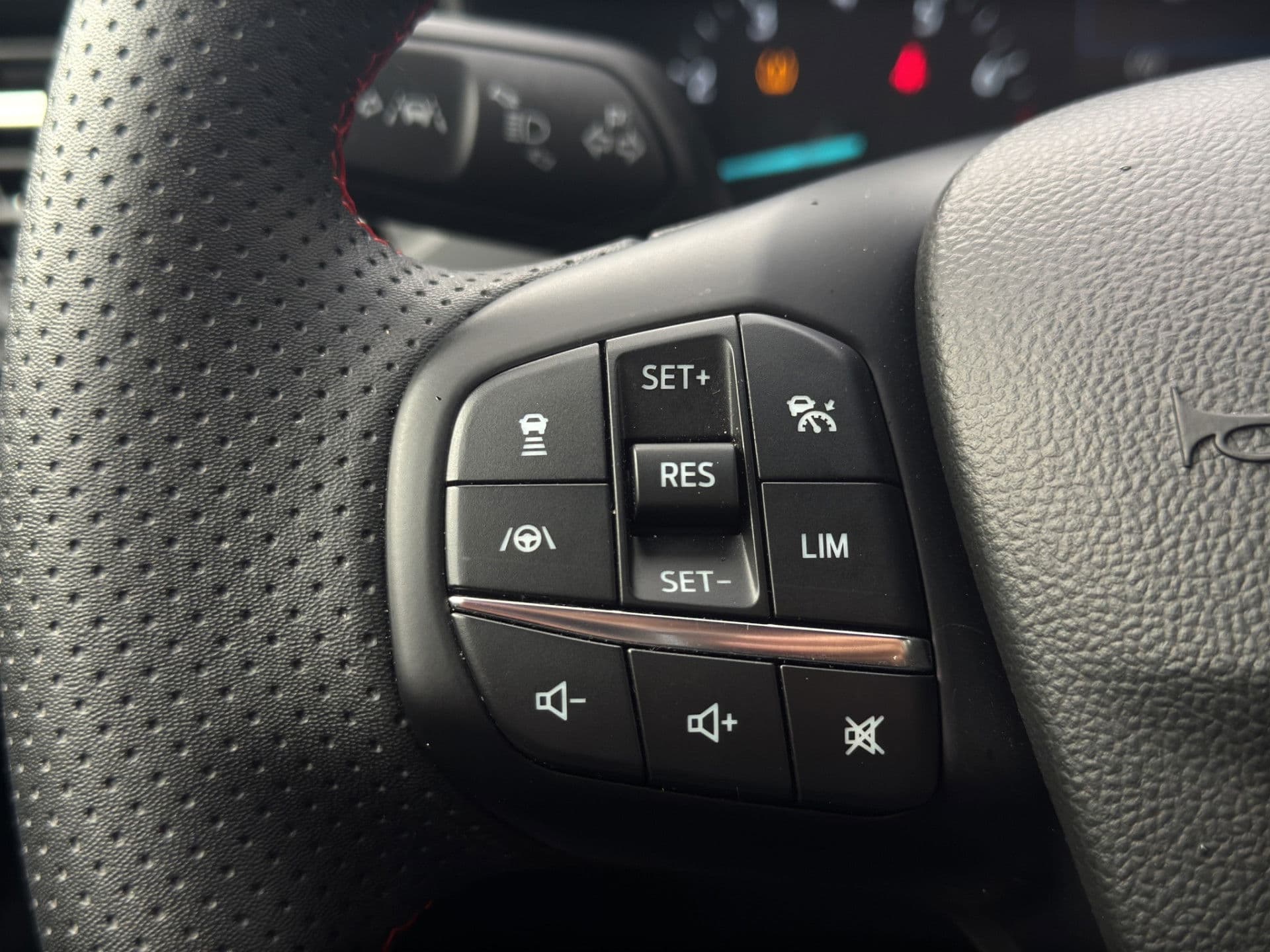 Ford FOCUS Wagon 1.0 EcoBoost Hybrid ST Line | Head-Up | Winter Pack | Driver Assist pack thumbnail 4