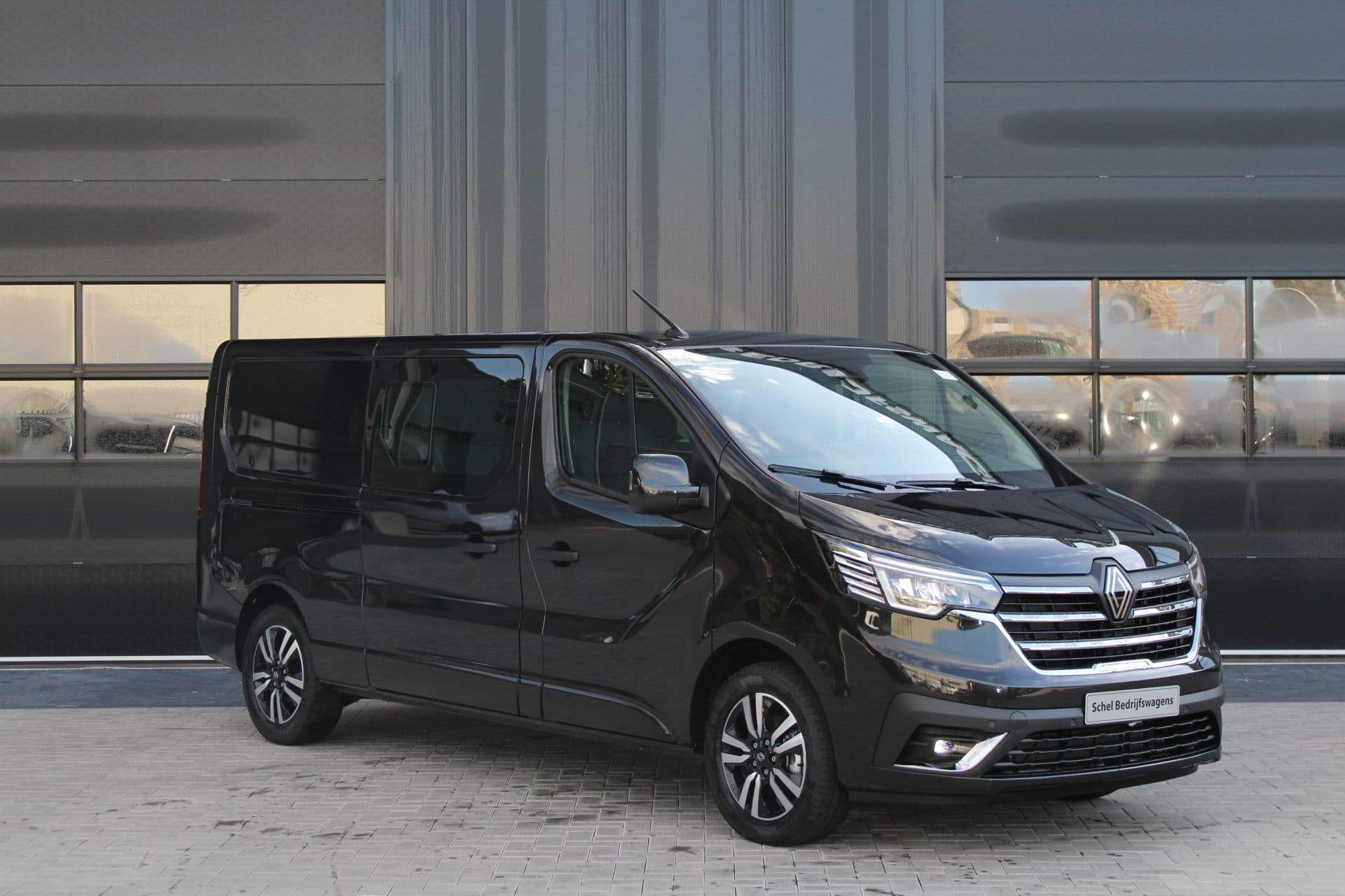 Renault Trafic 2.0 Blue dCi 170pk T29 L2H1 Extra DC - 2x Schuifdeur - Carplay - LED - Blind Spot - Navigatie - Camera - Trekhaak - Stoelverwarming - Rijklaar thumbnail 4