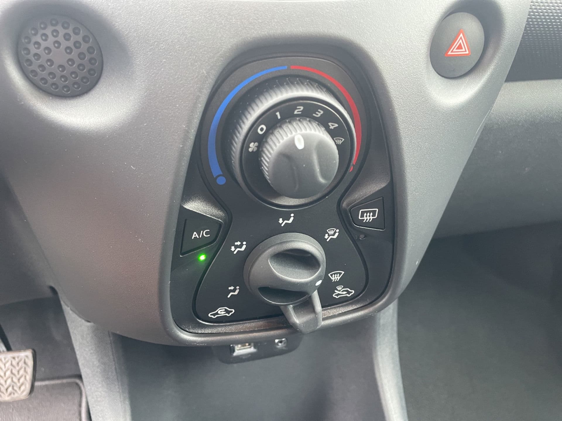 Toyota Aygo 1.0 VVT-i x-fun 5 Deurs | lage kmstand | Bluetooth thumbnail 16