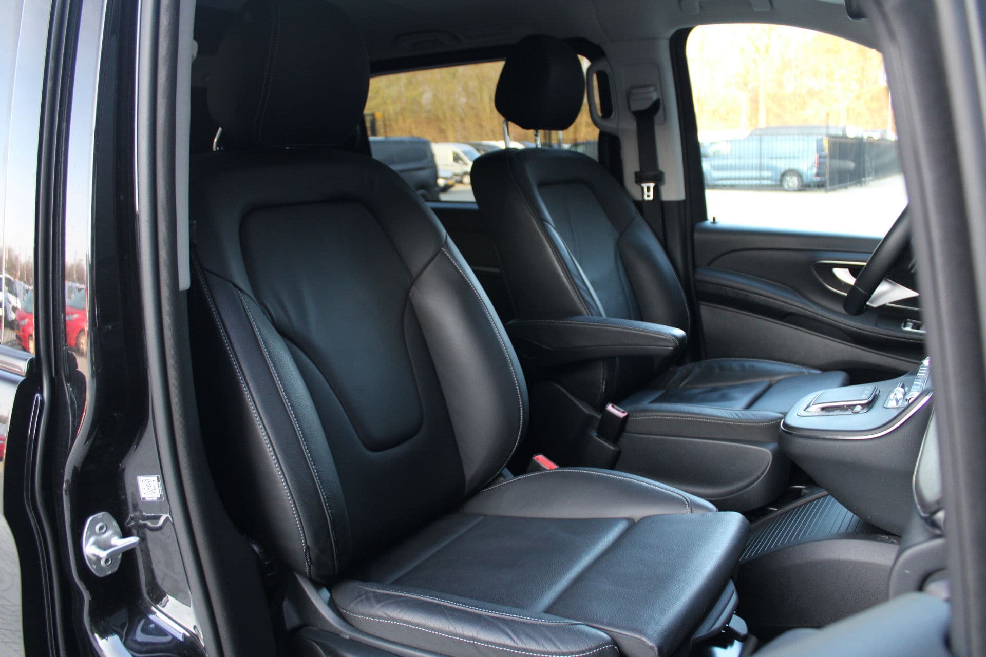 Mercedes-Benz V-Klasse 300d - Avantgarde - DC - 4-matic - 360 Cam - Multibeam - Elektrische schuifdeuren - Digitale spiegel - Volle auto - Rijklaar thumbnail 46