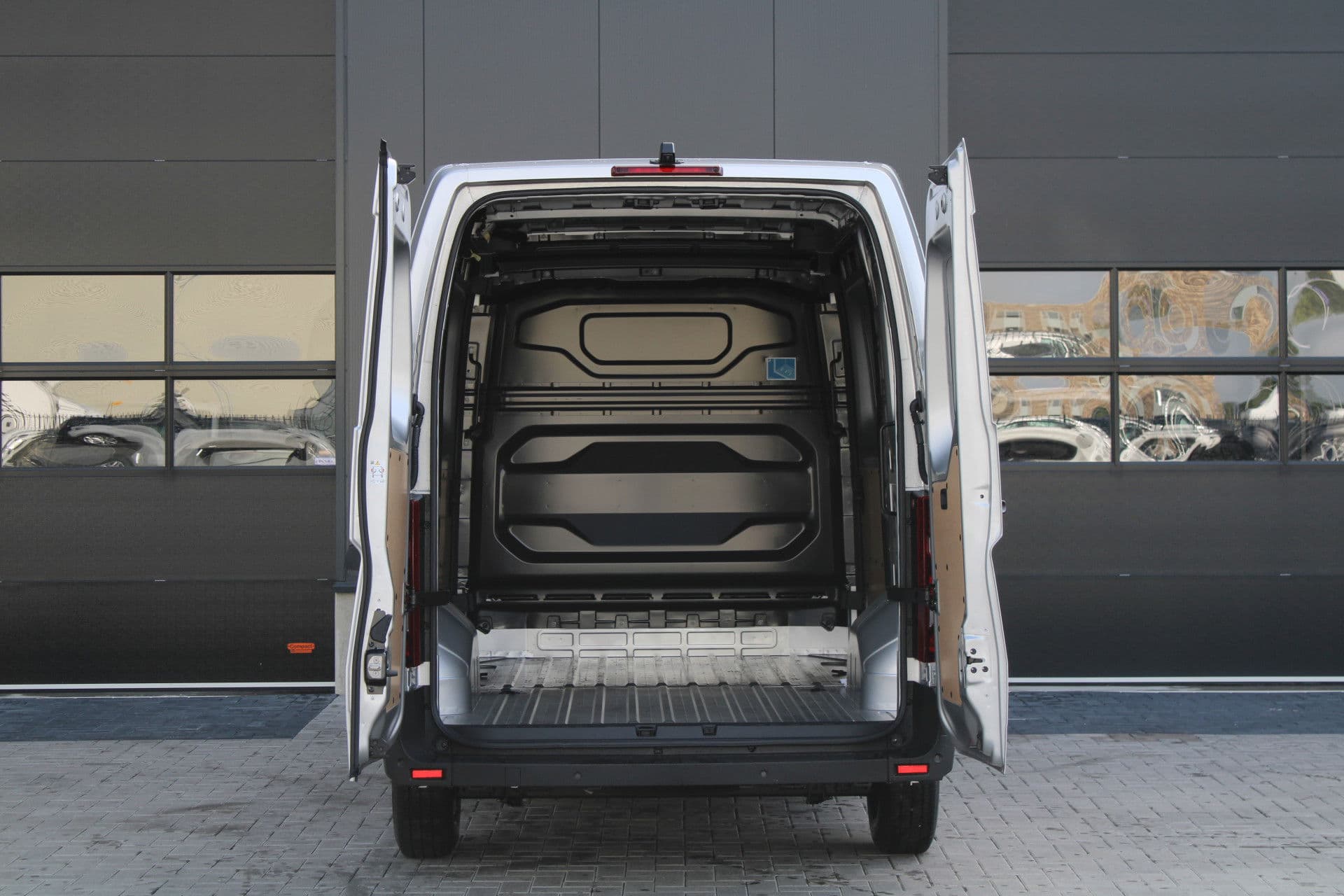 Renault Master T35 2.0 dCi 170pk L2H2 Extra - 2x Schuifdeur - Navigatie - Blind Spot - Camera - Stoelverwarming - Verwarmde voorruit - Rijklaar thumbnail 8