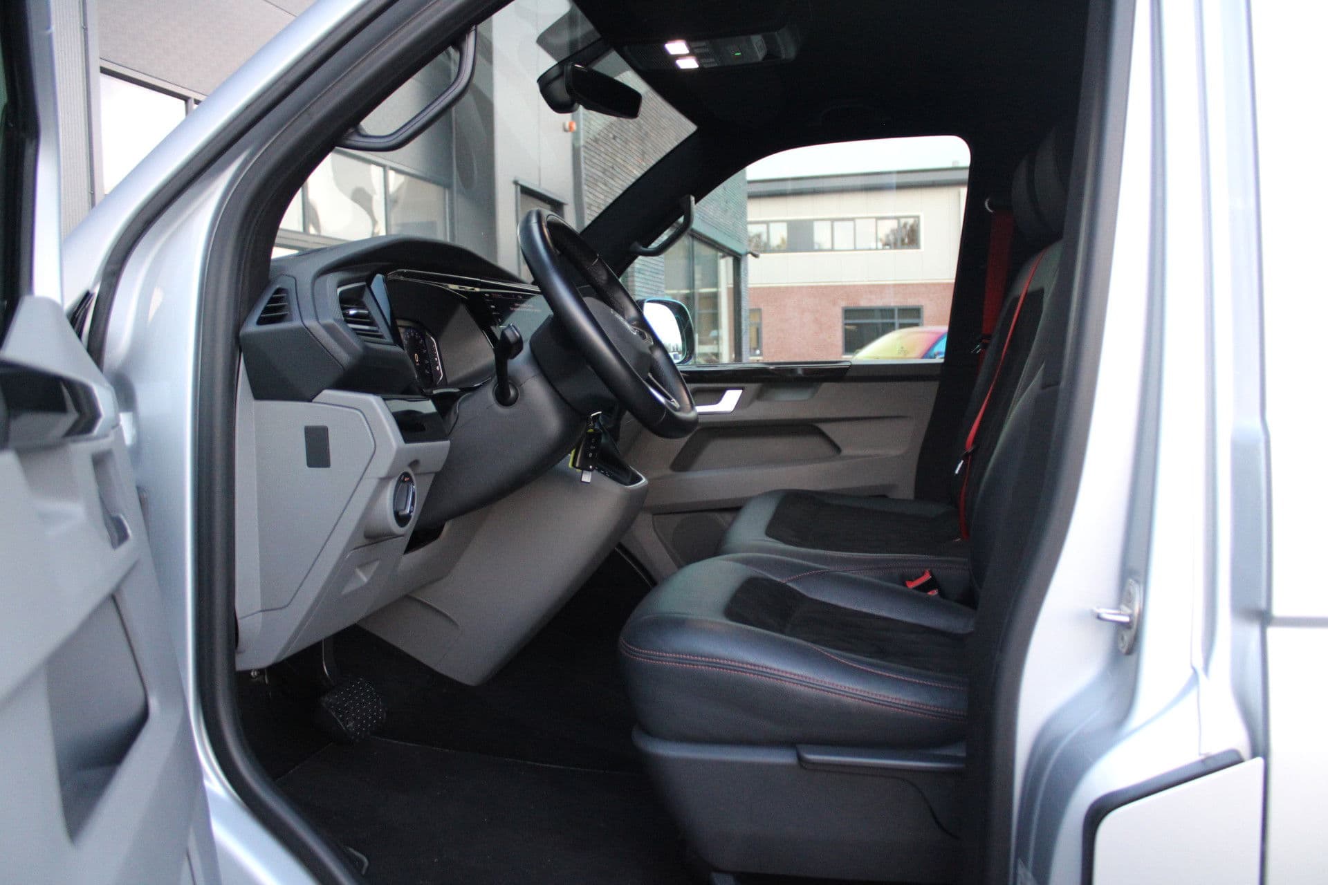 Volkswagen Transporter 2.0 TDI L2H1 28 Bulli 150pk - 20 Inch - Camera - Trekhaak - Leder - ACC - LED - Rijklaar thumbnail 18