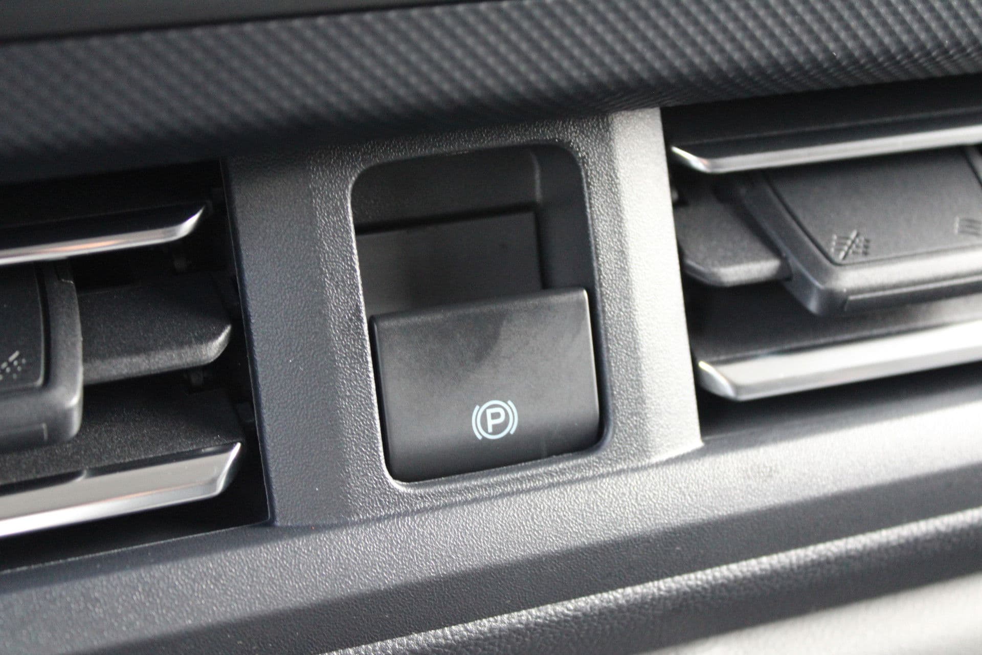 Ford Transit Custom 320 2.0 TDCI L2H1 Limited 150pk - Adaptive Cruise - Verwarmd stuur - Blind spot - Navigatie - Camera - Draadloos laden - Rijklaar thumbnail 30