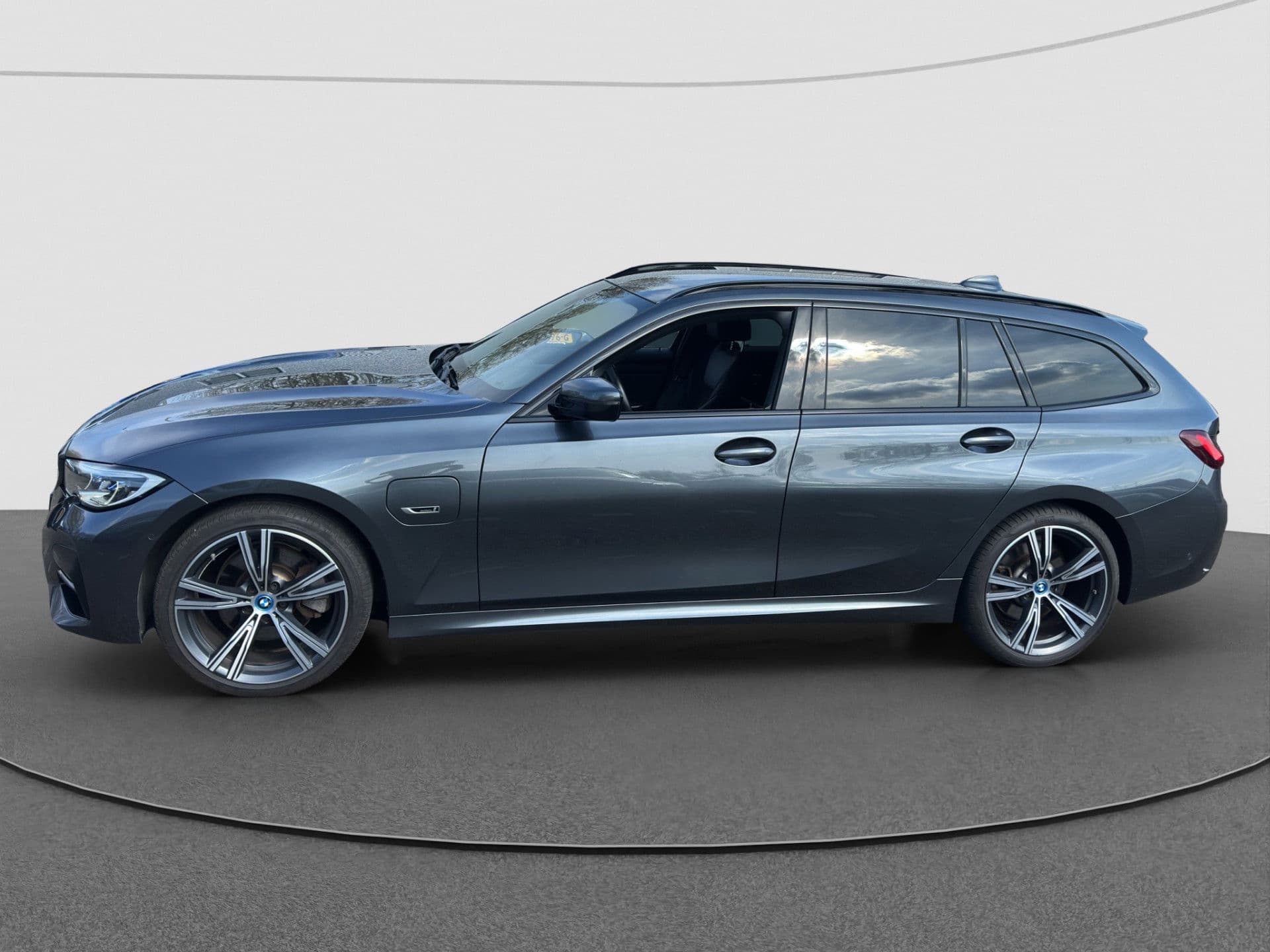 BMW 3 Serie Touring 320e High Executive M-Sport | Head-Up | 19'' | Laser LED | Half leder thumbnail 7