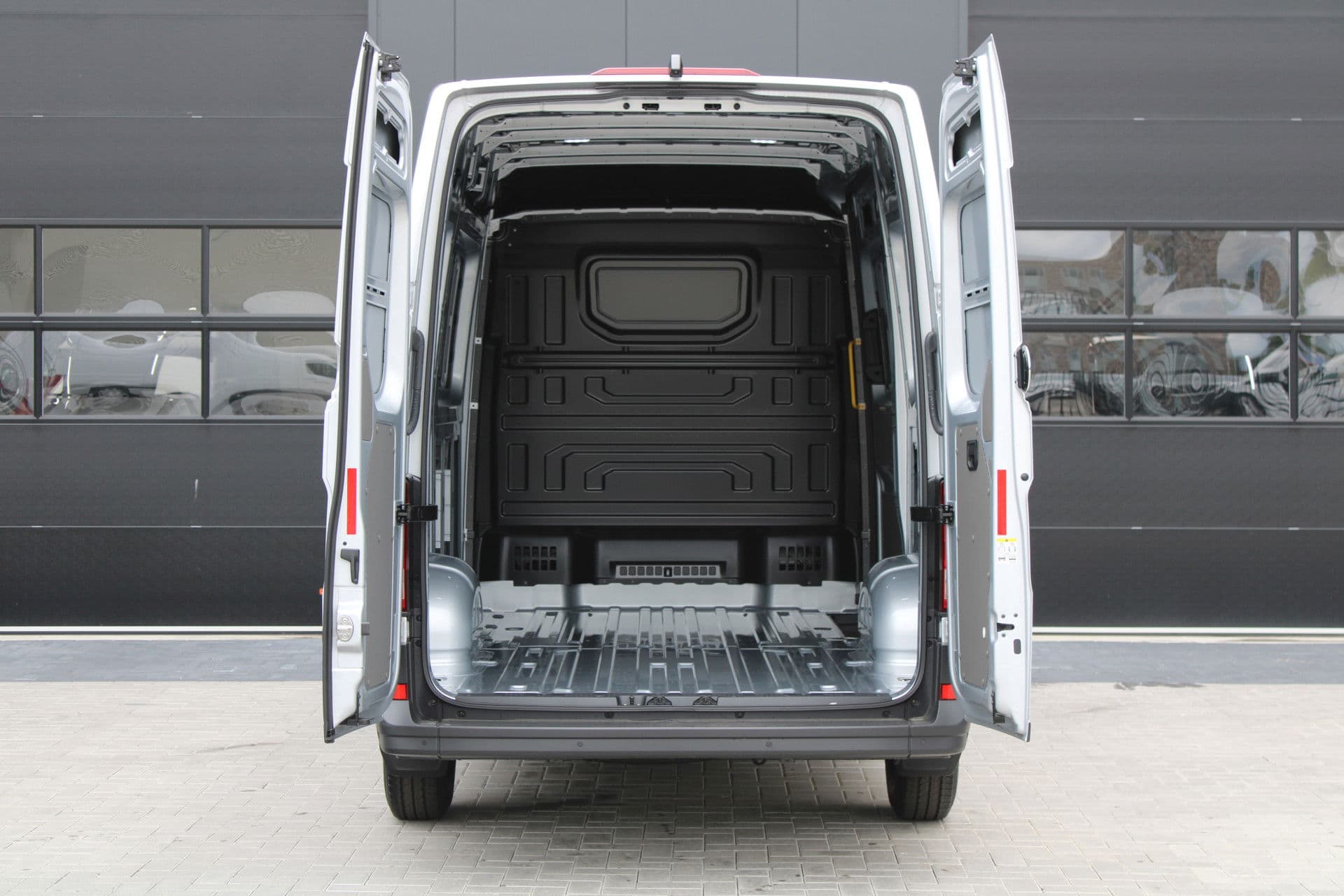 Volkswagen Crafter 30 2.0 TDI L3H3 140pk - Navigatie - DAB - Geveerde Stoel - Camera - Carplay - Rijklaar thumbnail 14