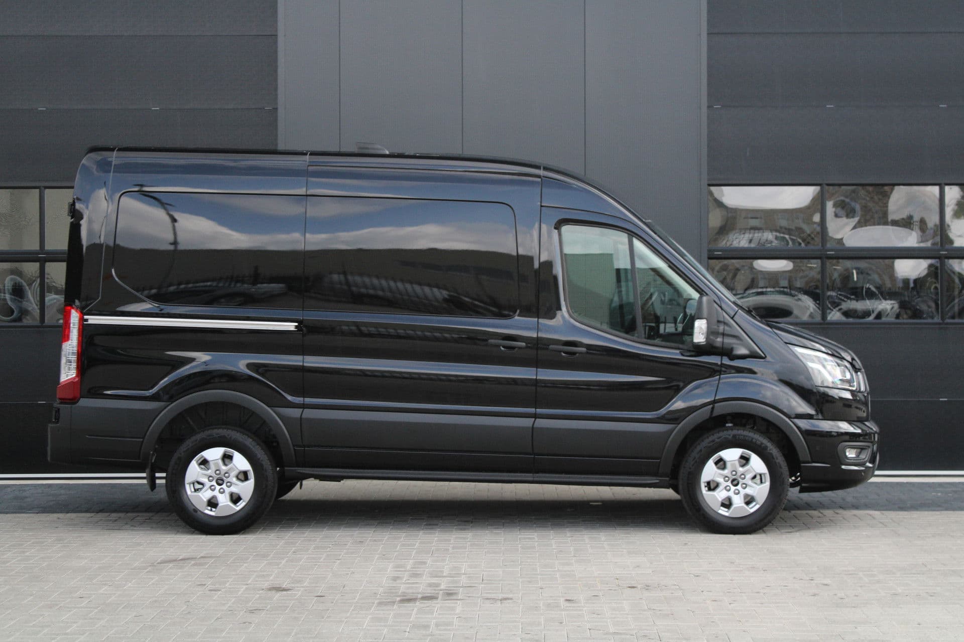 Ford Transit 350 2.0 TDCI L2H2 Limited 165pk - Adaptive Cruise - Xenon - Navi - Blind Spot - 360 camera - Rijklaar thumbnail 26