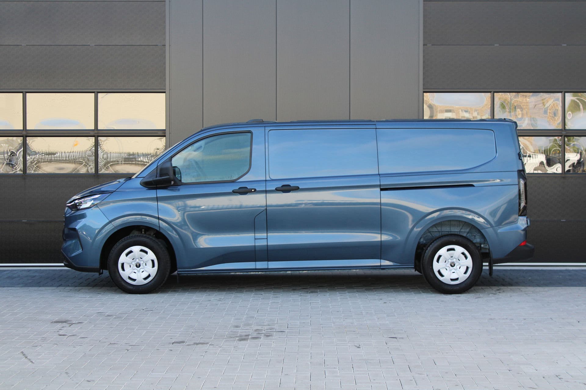 Ford Transit Custom 320 2.0 TDCI L2H1 Trend 136pk - 2x Schuifdeur - Carplay - Android - Camera - Trekhaak - Stoelverwarming -70l tank - Rijklaar thumbnail 11