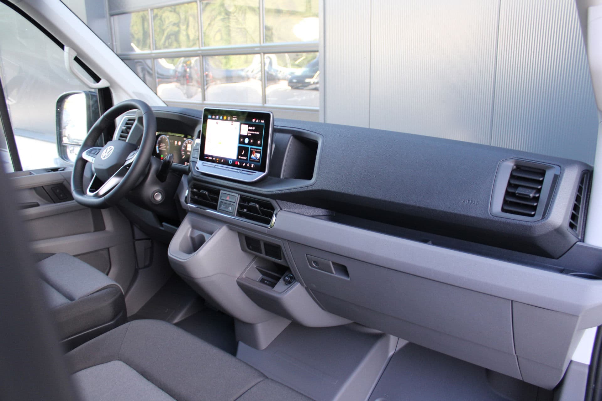 Volkswagen Crafter 35 2.0 TDI L3H3 177pk - Facelift - Navigatie - LED - Geveerde stoel - Virtual cockpit - Camera - Trekhaak - Stoelverwarming - Rijklaar thumbnail 34