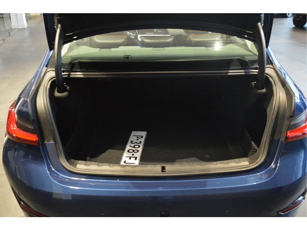 BMW 3 Serie 318i Edition navi clima cruise led pdc trekhaak 157 pk !! thumbnail 7