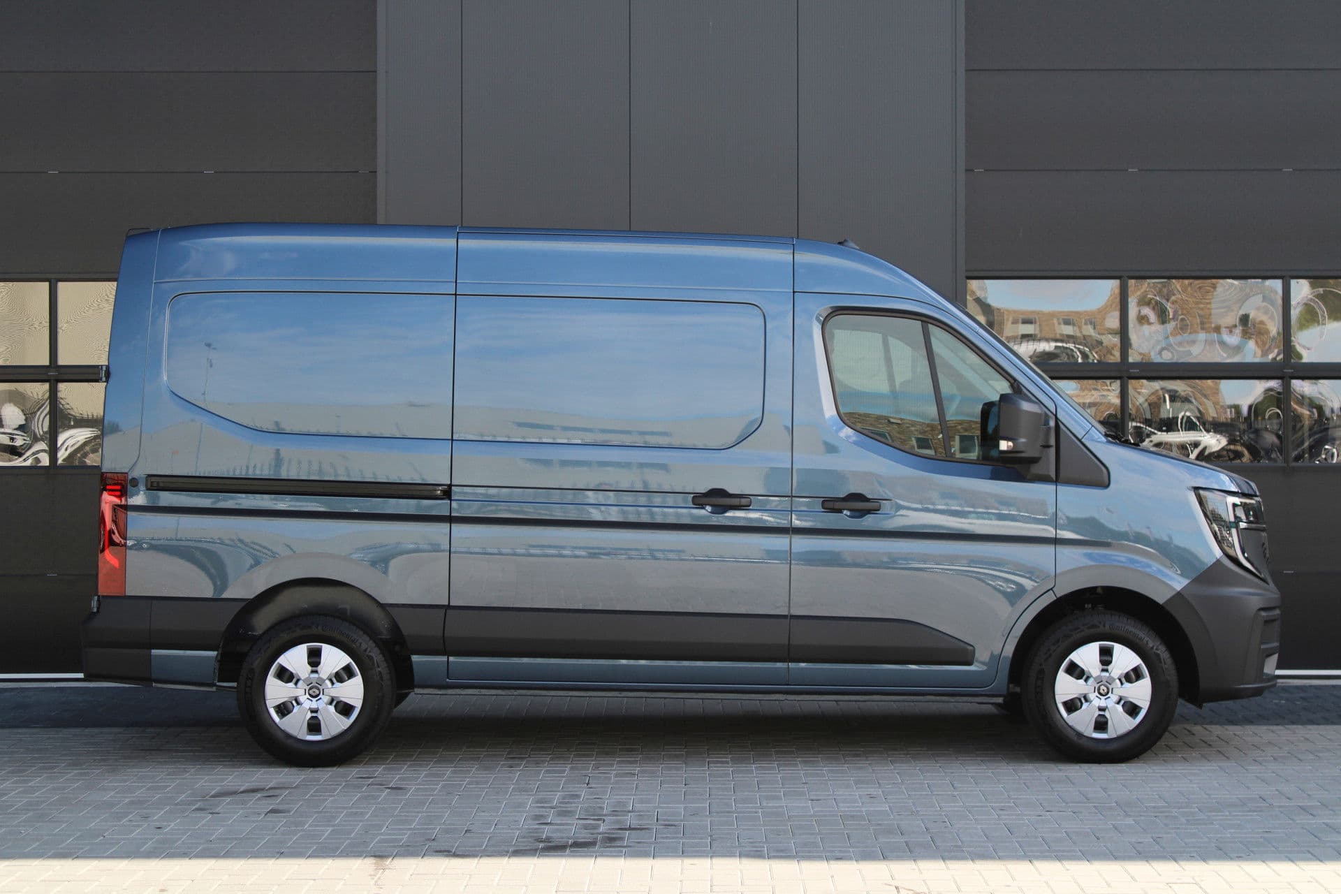 Renault Master T35 2.0 dCi 170pk L2H2 Extra - 2x Schuifdeur - Navigatie - Blind Spot - Camera - Stoelverwarming - Verwarmde voorruit - Rijklaar thumbnail 31