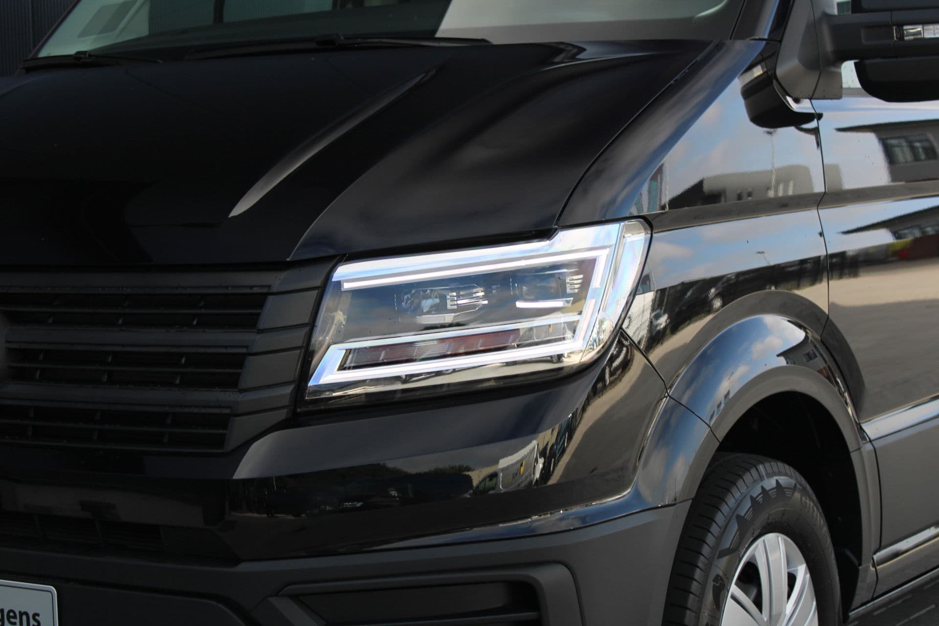 Volkswagen Crafter 35 2.0 TDI L3H3 177pk - Facelift - Navigatie - LED - Geveerde stoel - Virtual cockpit - Camera - Trekhaak - Stoelverwarming - Rijklaar thumbnail 42