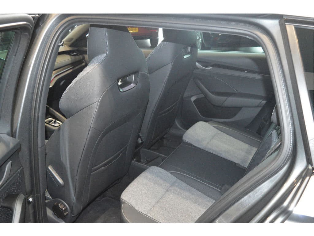 Škoda Octavia Combi 2.0 TDI Sportline navi camera led trekhaak 150 pk !! thumbnail 25