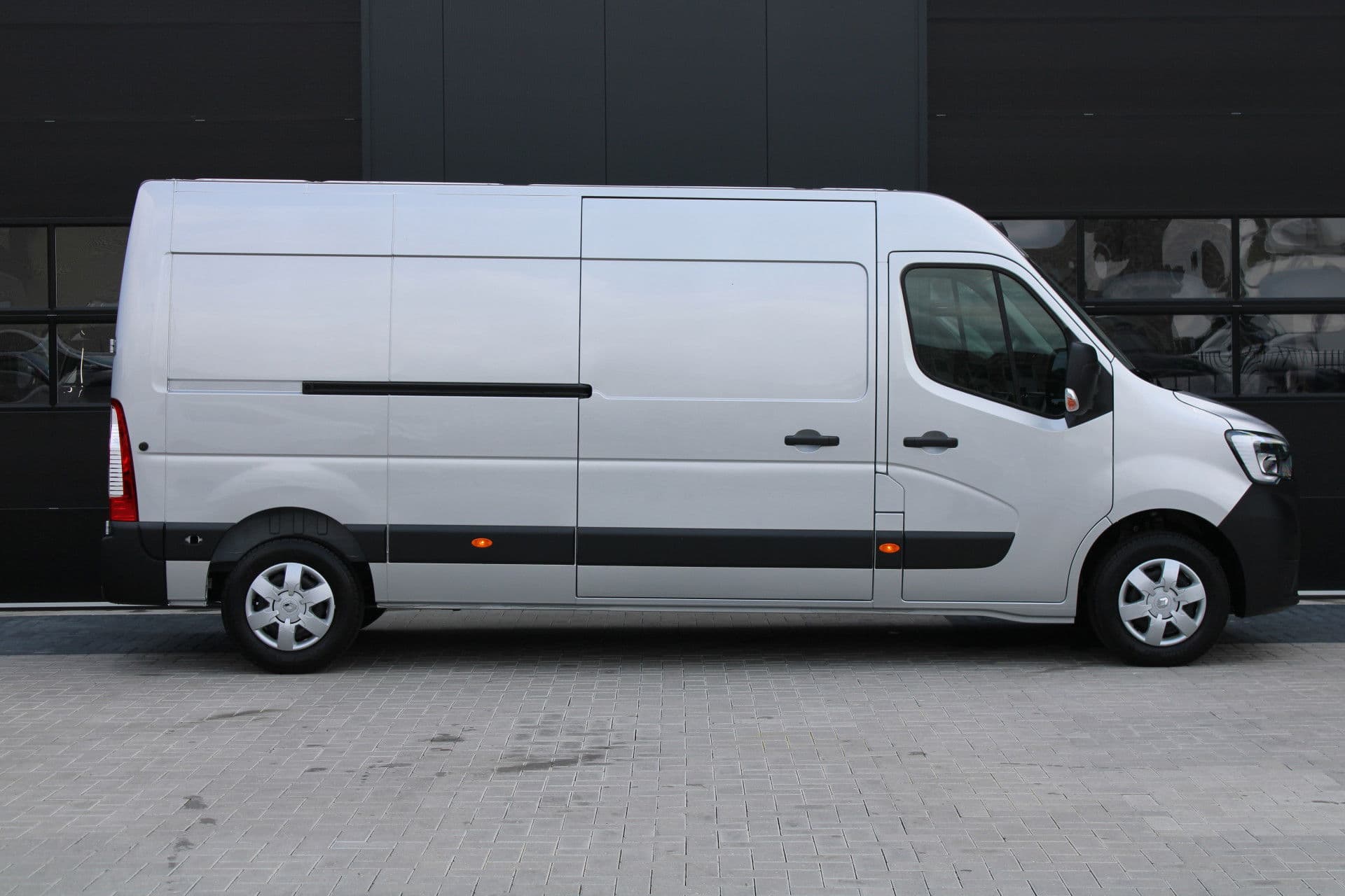Renault Master T35 2.3 dCi 180pk L3H2 - Airco - Navigatie - Camera - Cruise - Parkeersensoren - 105l tank - Rijklaar thumbnail 20