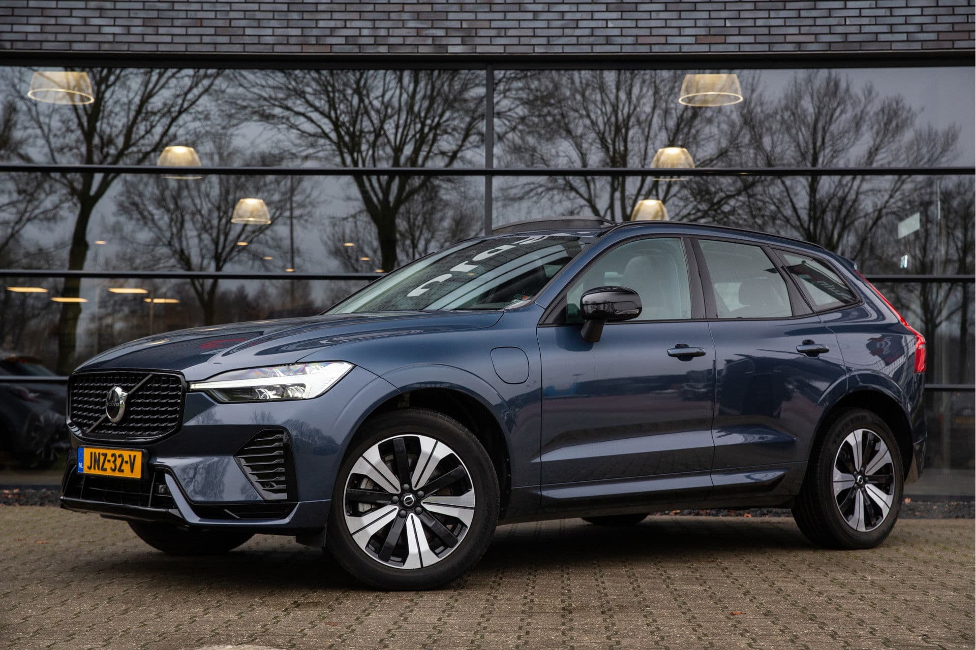 Volvo XC60 2.0 T6 Plug-in hybrid AWD Plus Dark , Panoramadak, Memory, Leer thumbnail 6