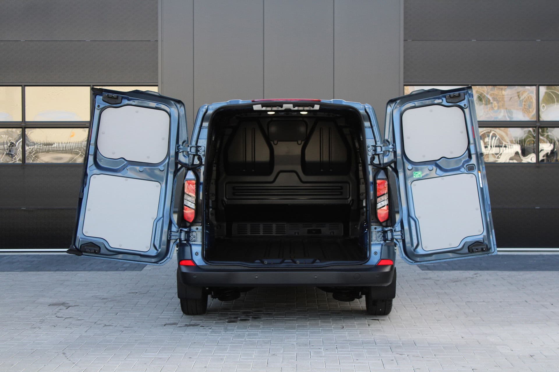 Ford Transit Custom 320 2.0 TDCI L2H1 Trend 136pk - 2x Schuifdeur - Carplay - Android - Camera - Trekhaak - Stoelverwarming -70l tank - Rijklaar thumbnail 9