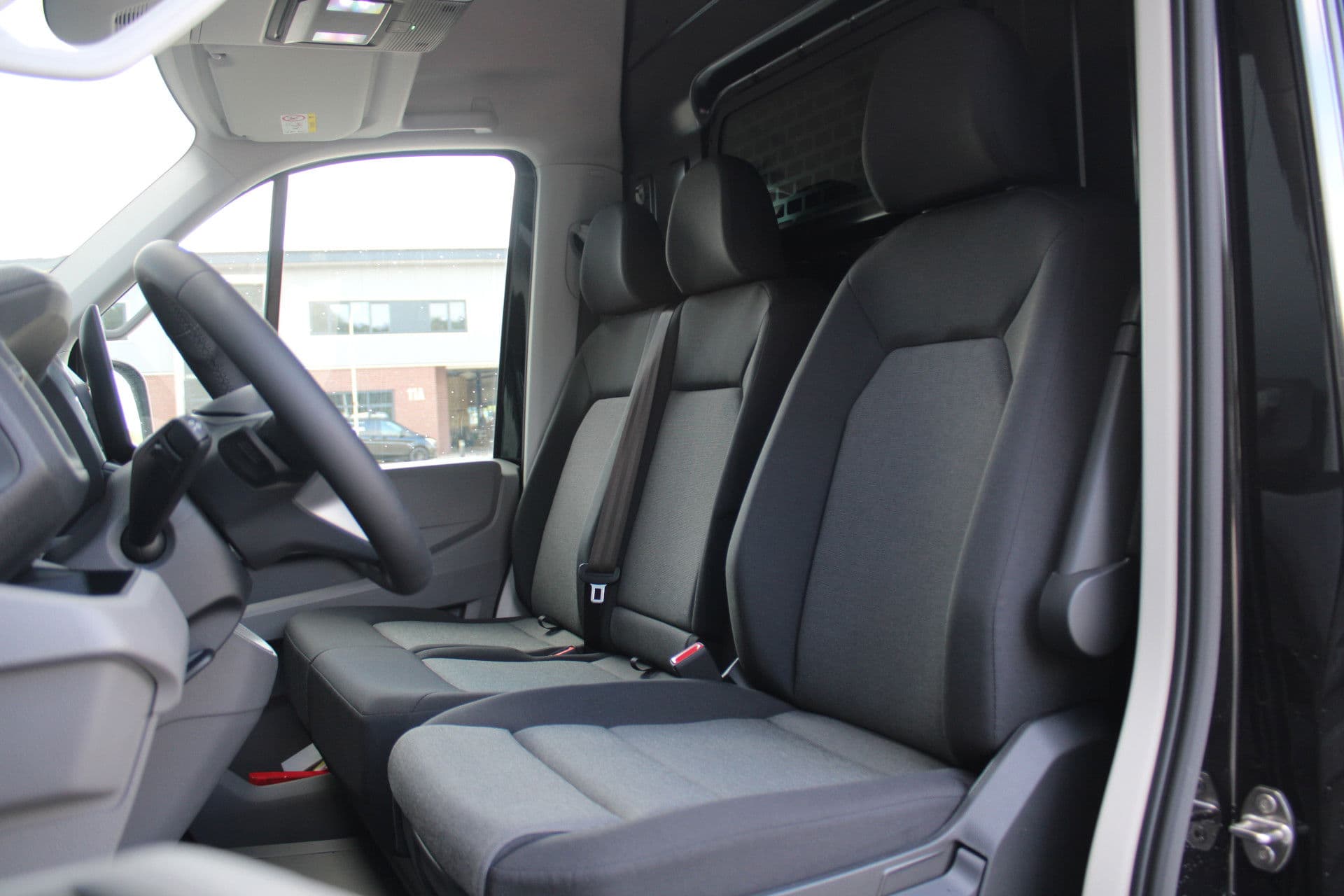 Volkswagen Crafter 35 2.0 TDI L3H3 177pk - Facelift - Navigatie - LED - Geveerde stoel - Virtual cockpit - Camera - Trekhaak - Stoelverwarming - Rijklaar thumbnail 8