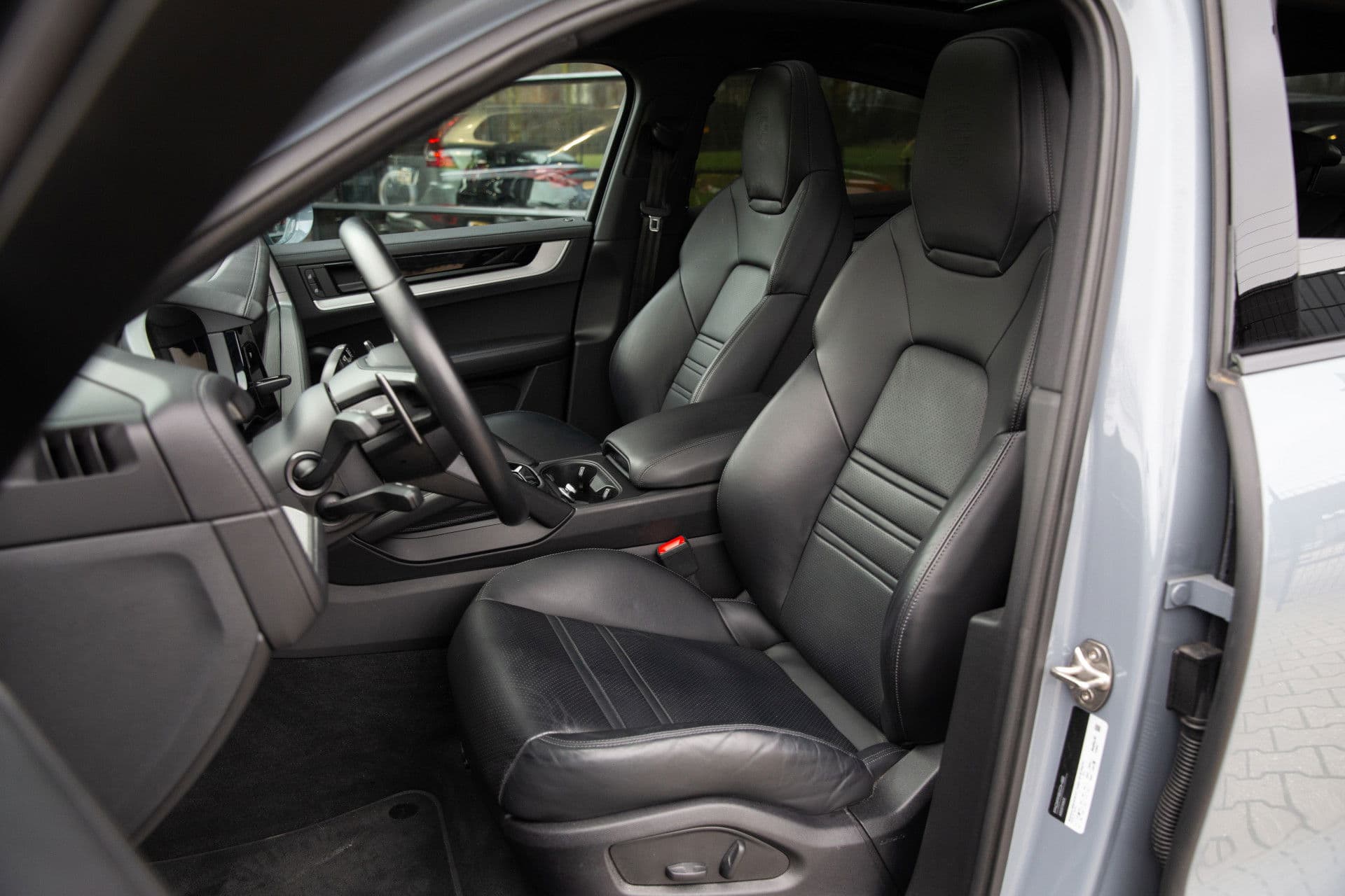 Porsche Cayenne Coupé 3.0 E-Hybrid , Panoramadak, Bijrijdersdisplay, Trekhaak, Sport Design, Origineel NL thumbnail 4