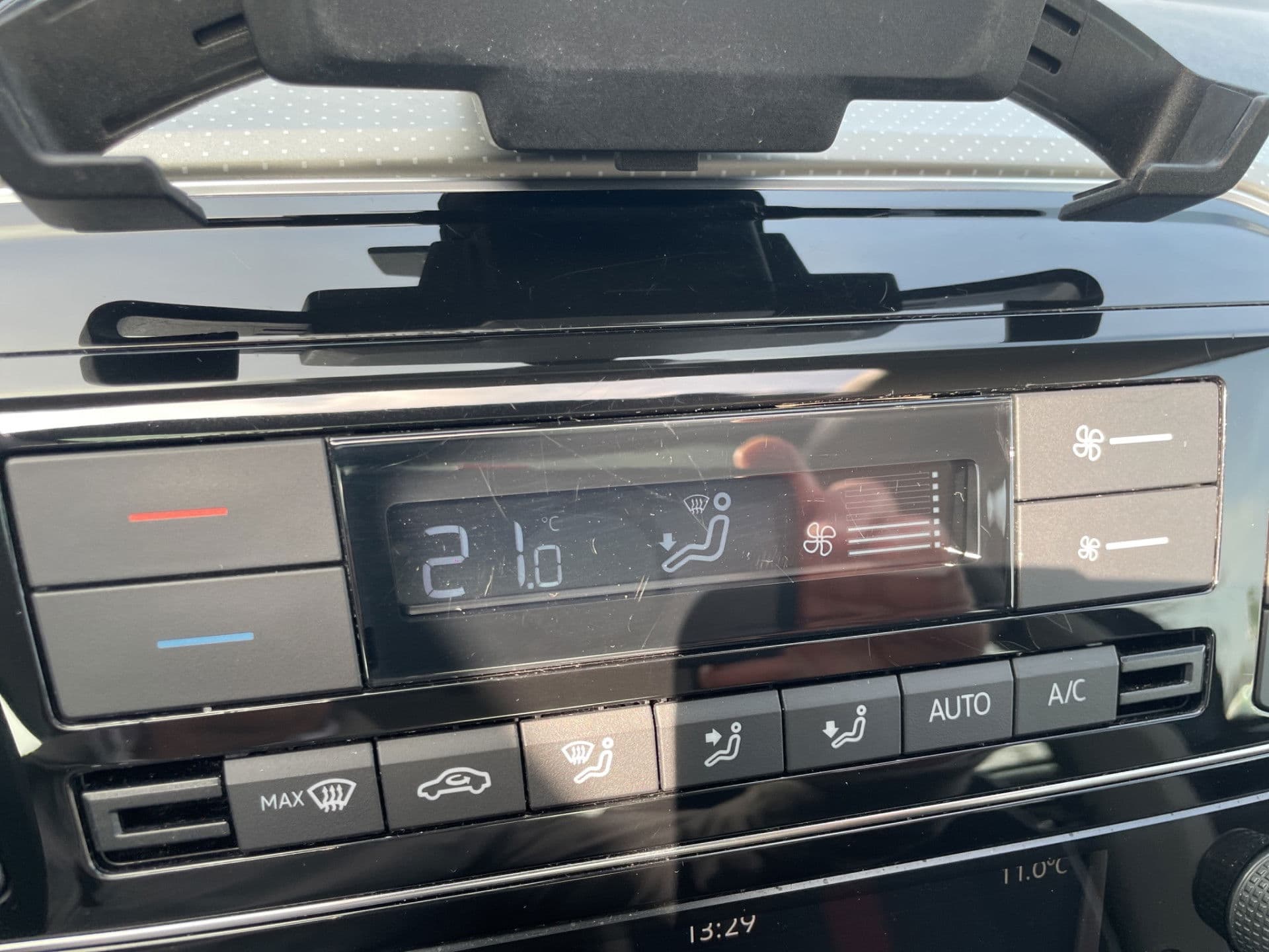 Volkswagen Up! 1.0 BMT high up! | Pano | Cruise | Camera | Leder thumbnail 14