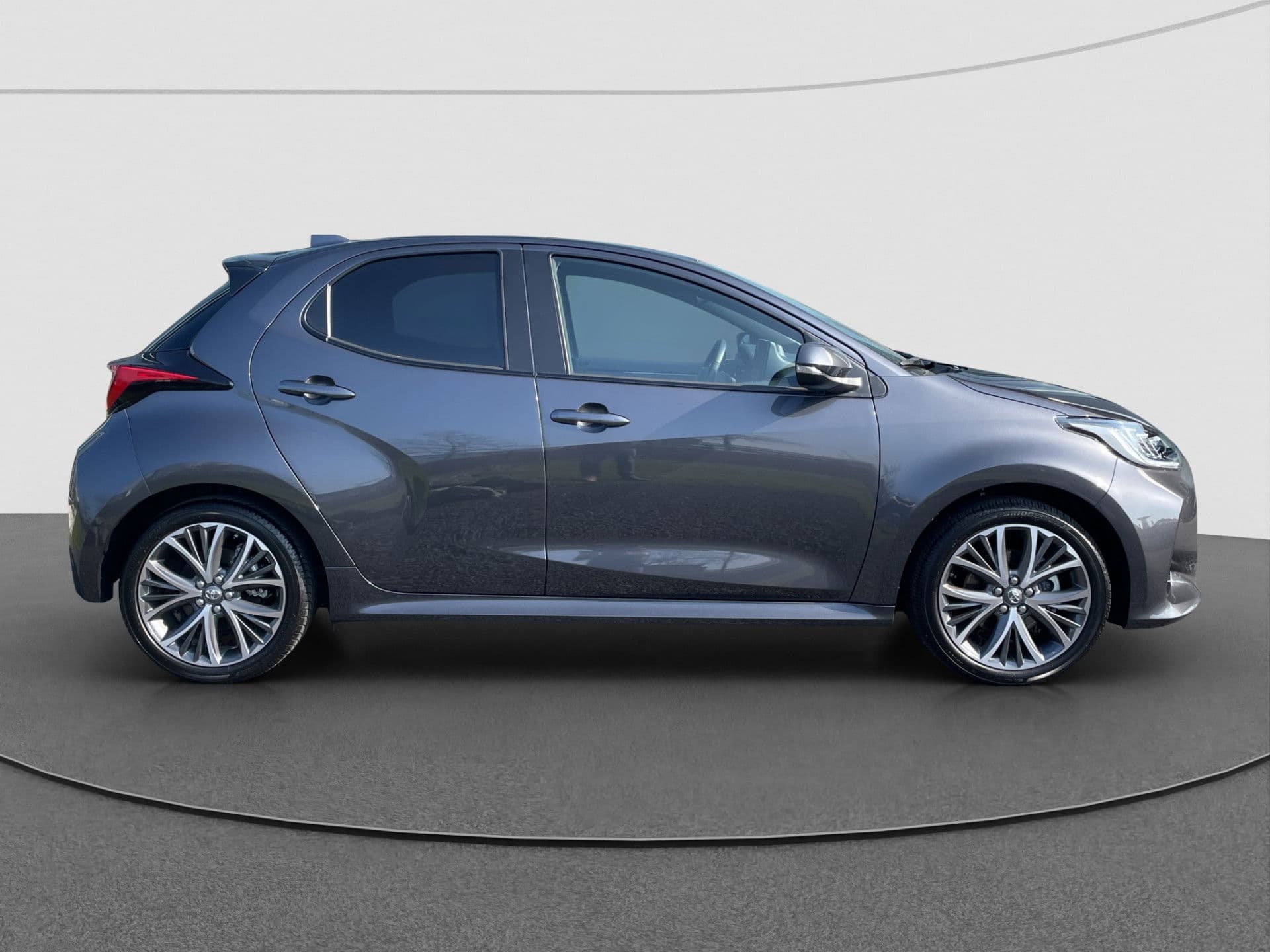 Toyota Yaris 1.5 Hybrid 130 First Edition | Halfleder | Climate | Cruise | Keyless | Camera thumbnail 4