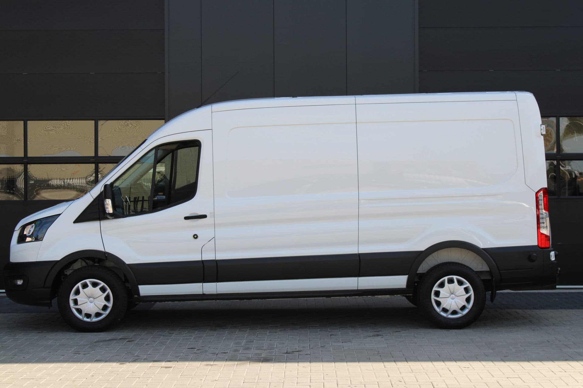 Ford Transit 350 2.0 TDCI L3H2 Trend 130pk Trend - Navigatie - Blind Spot - Adaptive cruise - Camera - 270gr deuren - Trekhaak - Rijklaar thumbnail 29