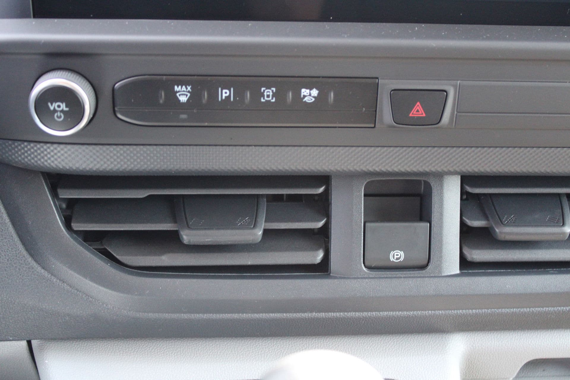 Ford Transit Custom 320 2.0 TDCI L2H1 Trend DC 136pk - Carplay - Android - Camera - Trekhaak - LED koplampen - Stoelverwarming - Draadloos laden - Rijklaar thumbnail 26