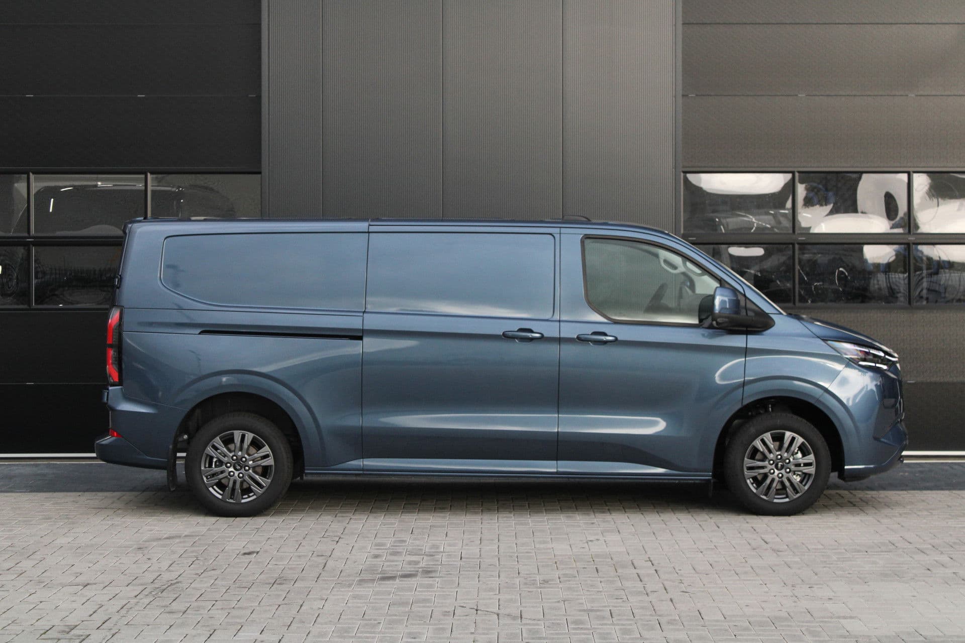 Ford E-Transit Custom 340 L2H1 Limited 65 kWh 218pk - 2x Schuif - LED - 360 Camera - B&O - ACC - Navi - Stoel/Stuurverwarming - Rijklaar thumbnail 5