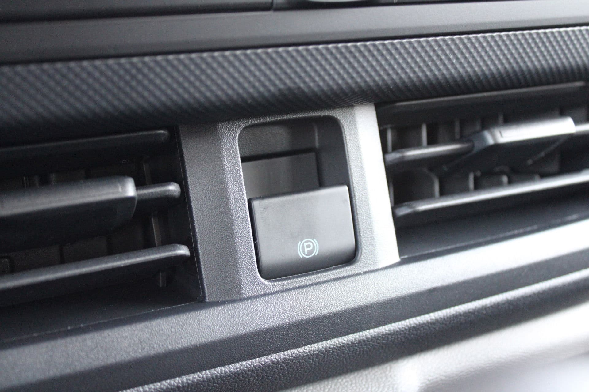 Ford Transit Custom 320 2.0 TDCI L2H1 Trend DC 136pk - Carplay - Android - Camera - Trekhaak - LED koplampen - Stoelverwarming - Draadloos laden - Rijklaar thumbnail 17