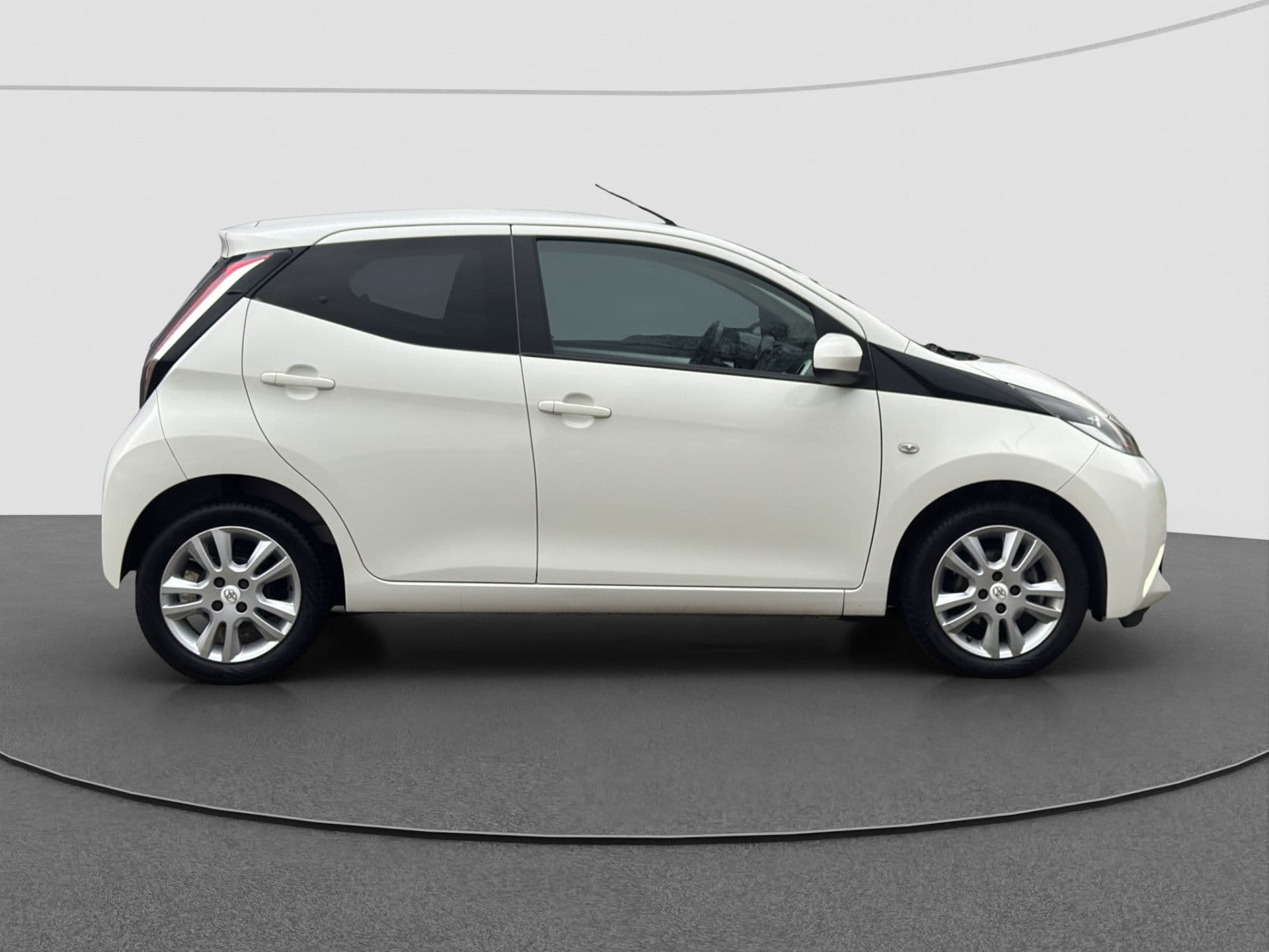Toyota Aygo 1.0 VVT-i X-Joy | LMV | Climate | NL auto thumbnail 2