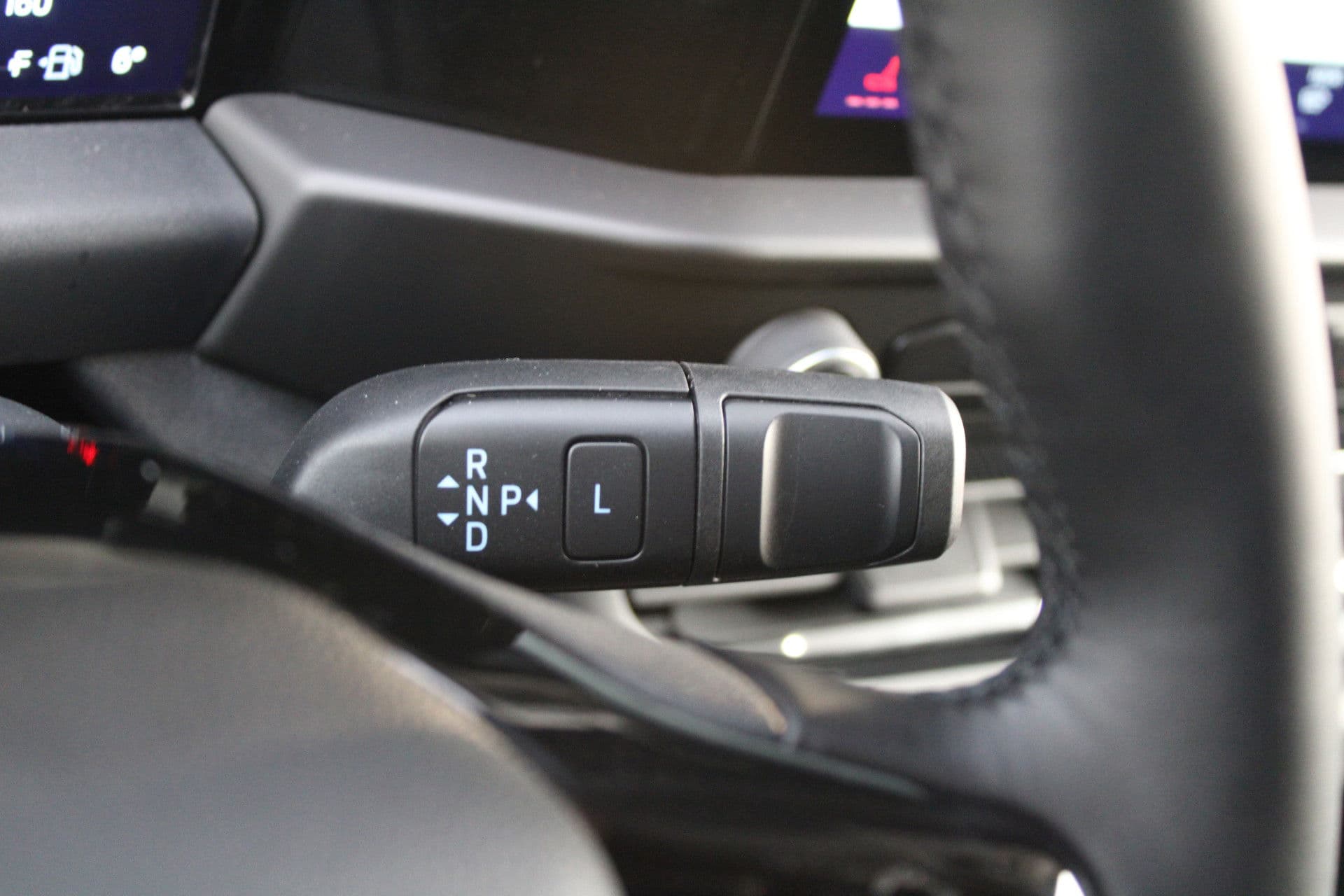 Ford Transit Custom 320 2.5 PHEV L2H1 Limited 232pk - 2x Schuifdeur - Trekhaak - Stoel/Stuurverwarming - Blindspot - Keyless - Rijklaar thumbnail 23