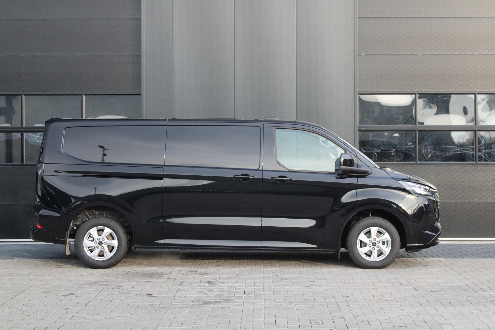 Ford Transit Custom 320 2.5 PHEV L2H1 Limited 232pk - 2x Schuifdeur - Trekhaak - Stoel/Stuurverwarming - Blindspot - Keyless - Rijklaar thumbnail 4