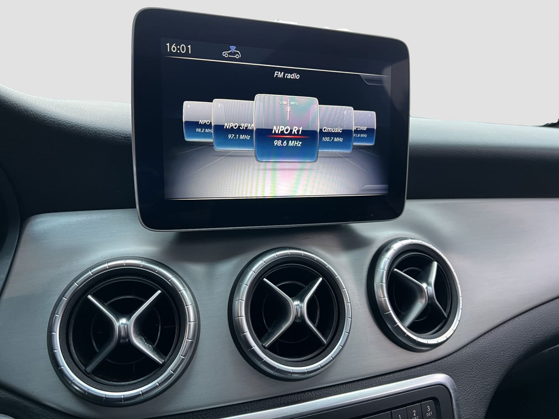 Mercedes-Benz CLA-Klasse Shooting Brake 180 AMG Night Pack | NL AUTO | Pano | Stoelverw. | Half Leder thumbnail 15