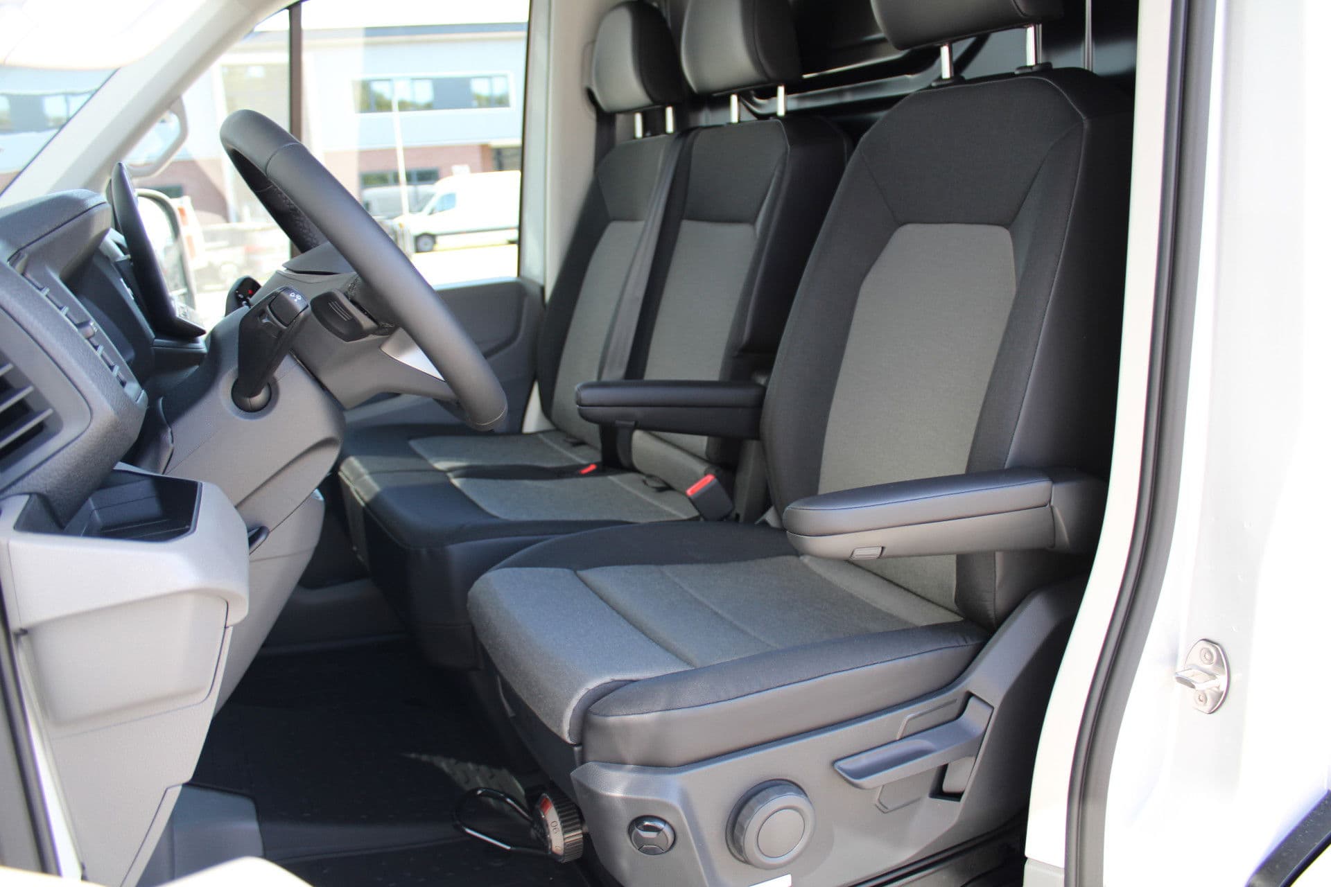 Volkswagen Crafter 35 2.0 TDI L3H2 177pk - Facelift - Navigatie - LED - Geveerde stoel - Virtual cockpit - Camera - Verwarmd stuur - Stoelverwarming - Rijklaar thumbnail 27