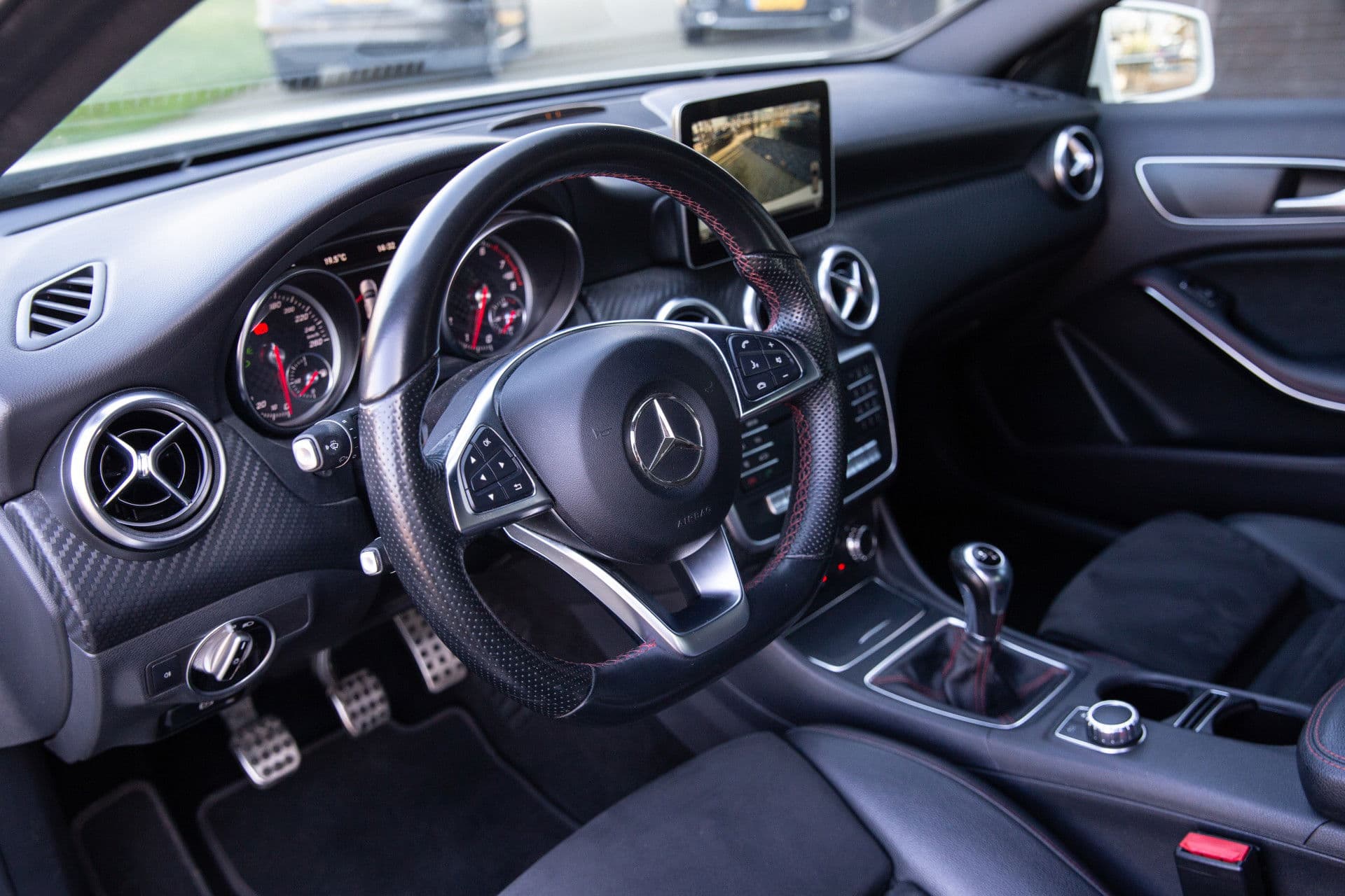 Mercedes-Benz A-Klasse 180 Business Solution AMG Upgrade Edition , Stoelverwarming, Camera, Led, NAP thumbnail 4