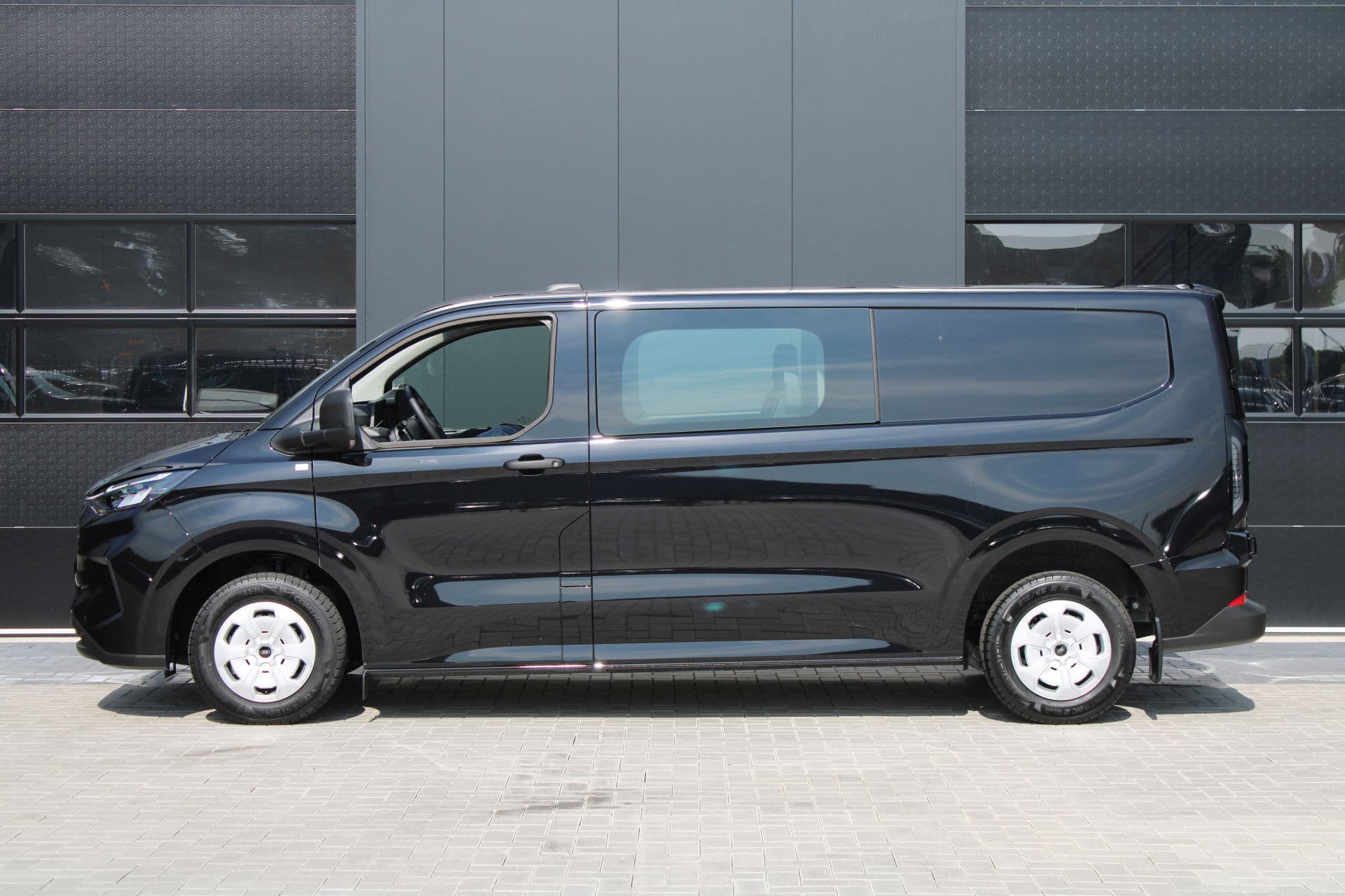 Ford Transit Custom 320 2.0 TDCI L2H1 Trend DC 136pk - Carplay - Android - Camera - Trekhaak - LED koplampen - Stoelverwarming - Draadloos laden - Rijklaar thumbnail 25