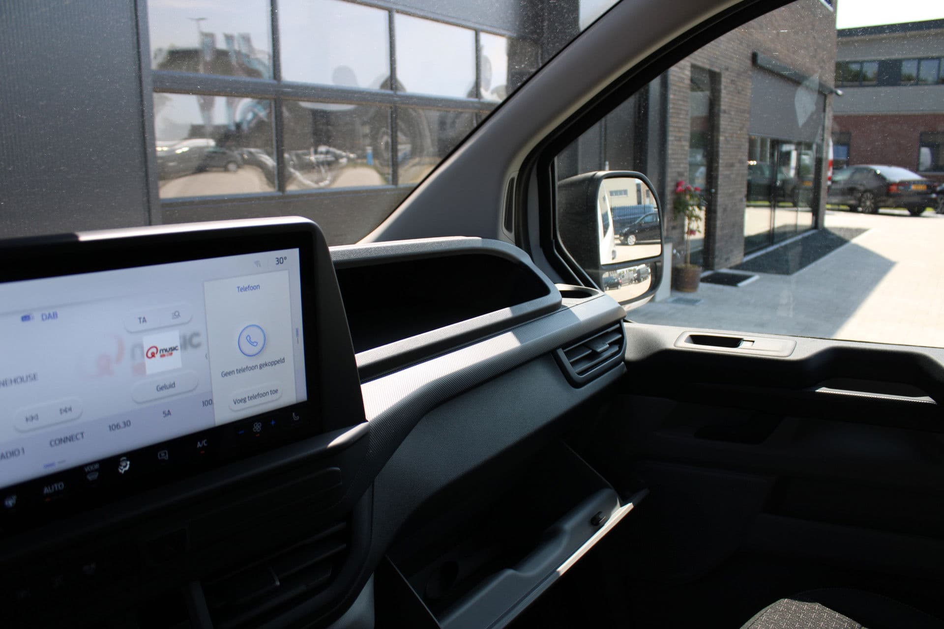 Ford Transit Custom 320 2.0 TDCI L2H1 Trend DC 136pk - Carplay - Android - Camera - Trekhaak - LED koplampen - Stoelverwarming - Draadloos laden - Rijklaar thumbnail 29