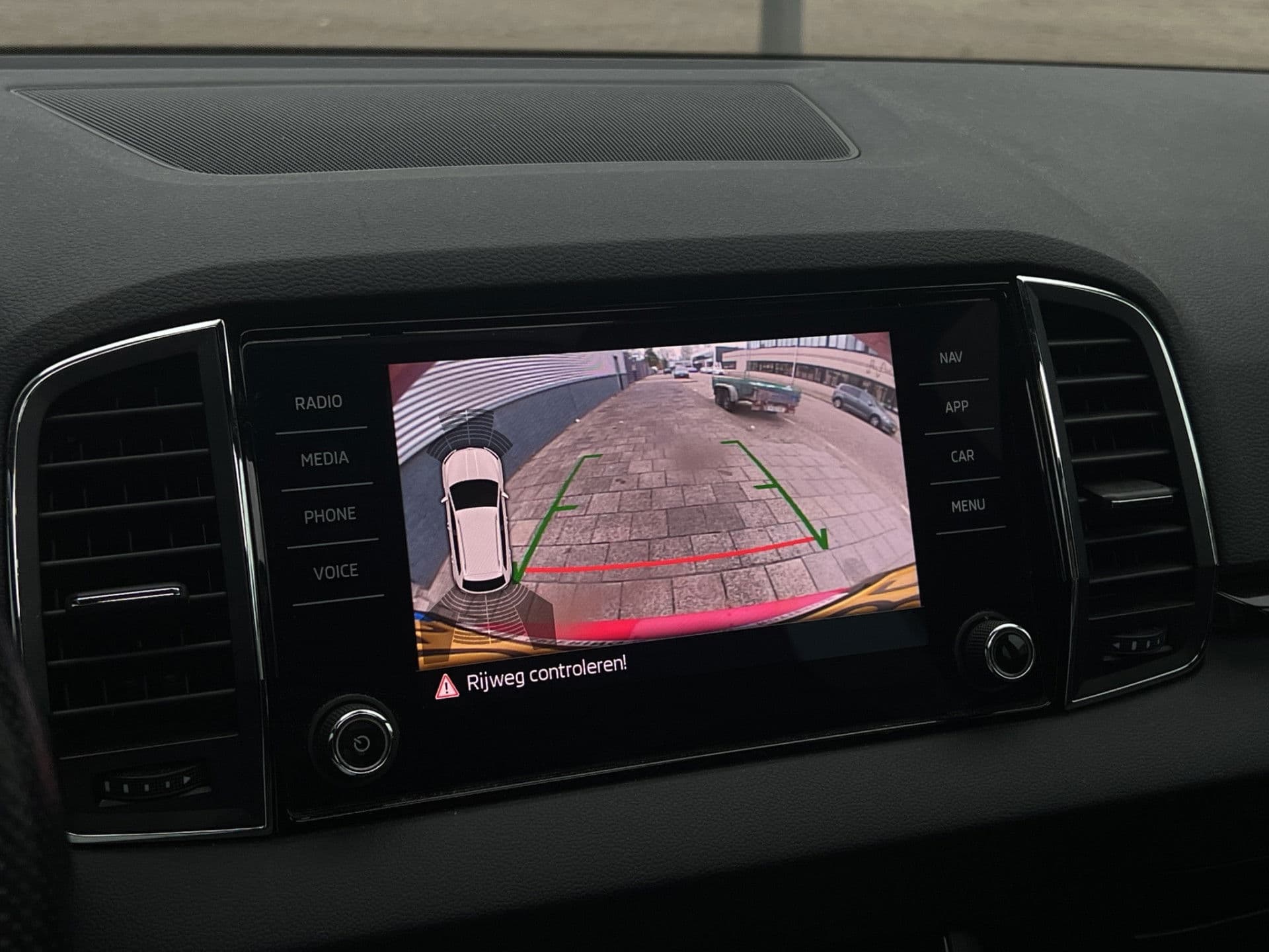 Škoda Karoq 1.5 TSI ACT Sportline Business | Pano | Adaptive | Trekhaak | Canton | Dodehoek det. | thumbnail 4