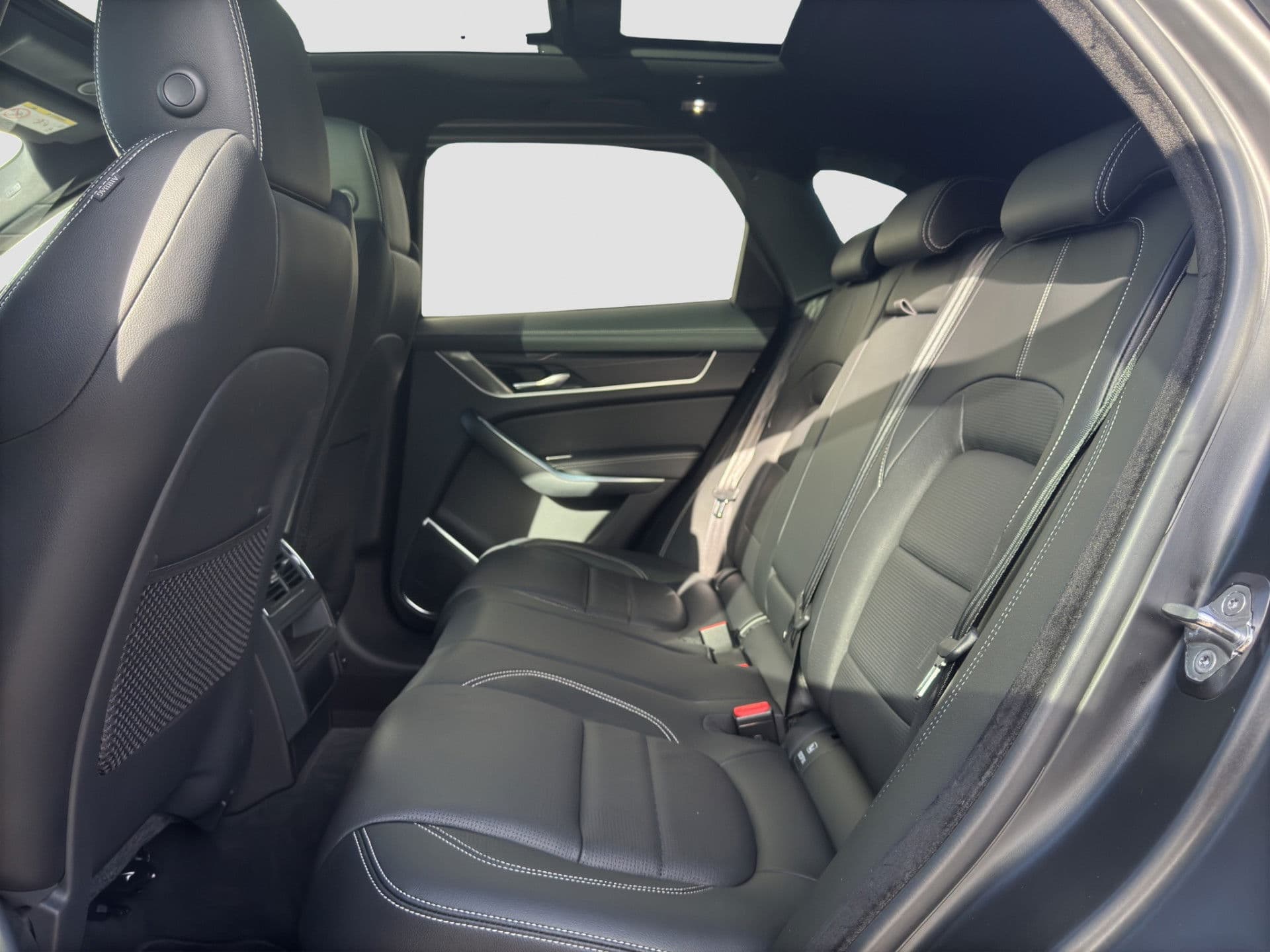 Jaguar F-Pace P400e R-Dynamic SE | Pano | Memory | Meridian | Camera | Adaptive thumbnail 25