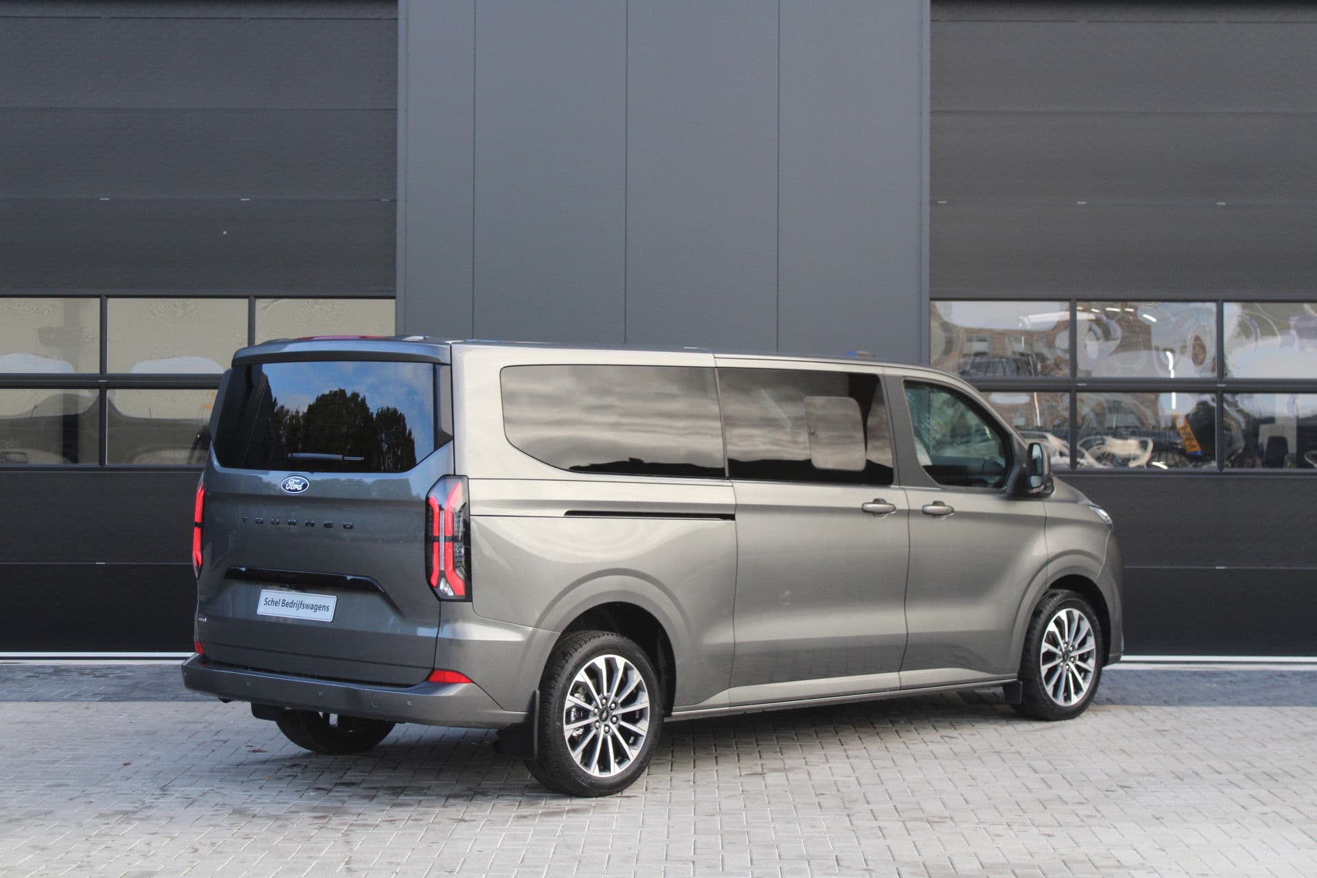 Ford Tourneo Custom 340 2.5 PHEV L2H1 Titanium X 232pk - ACC - Pano - B&O - Elek. schuifdeuren - 360 camera - Elek-Trekhaak - Prijs excl. BTW - Rijklaar thumbnail 8