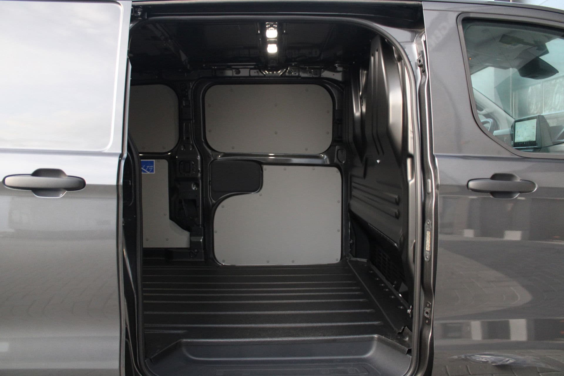 Ford Transit Custom 320 2.5 PHEV L2H1 Trend 232pk - 5 jaar GARANTIE - 2x Schuifdeur - Adaptive Cruise - Blind Spot - Navigatie - Camera - Verwarmd Stuur - Rijklaar thumbnail 14