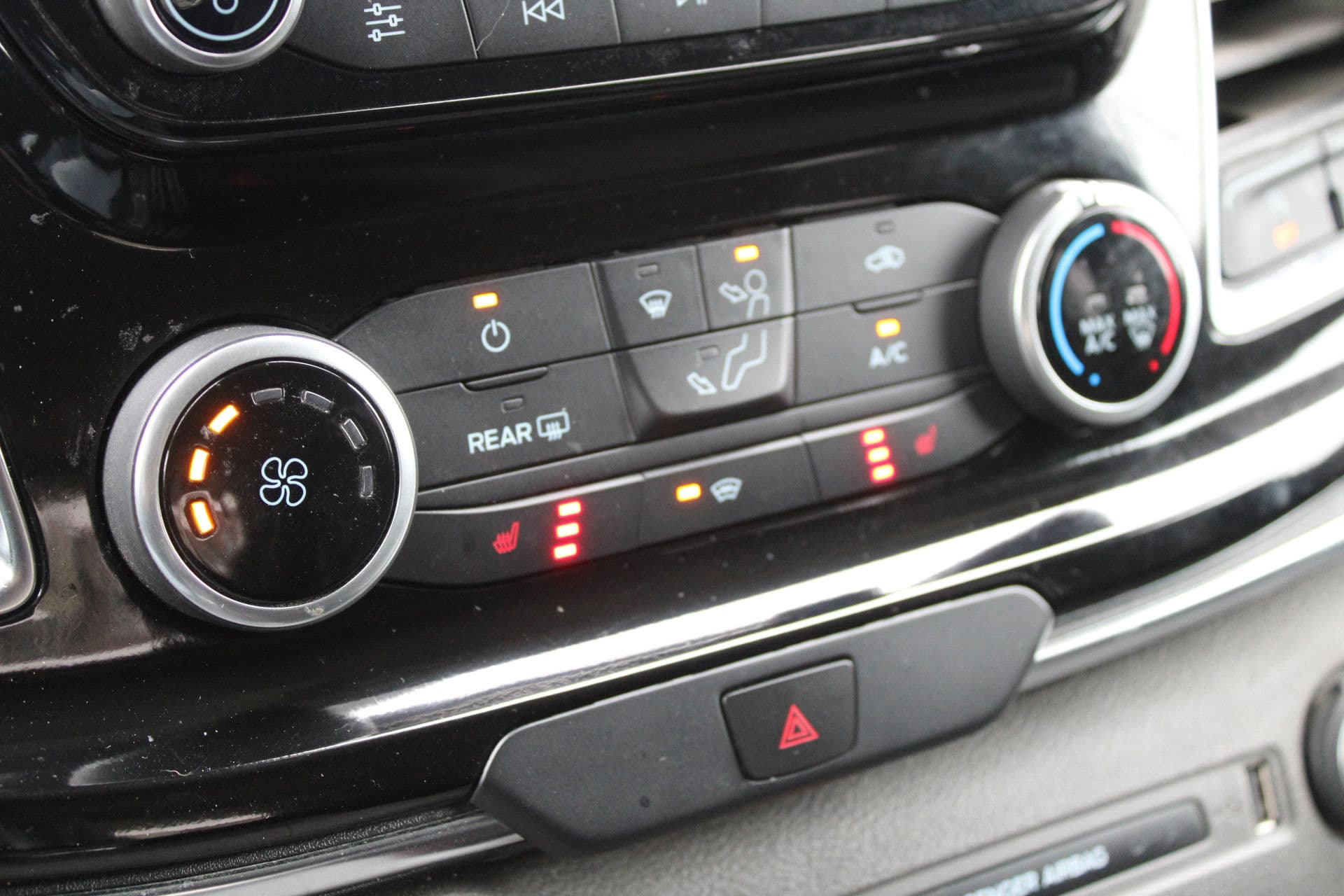 Ford Transit Custom 320 2.0 TDCI L1H1 Tourneo 170pk - Automaat - Leder - ACC - 1+1 stoelopstelling - Bi-Xenon -Stoelverwarming - Rijklaar thumbnail 28