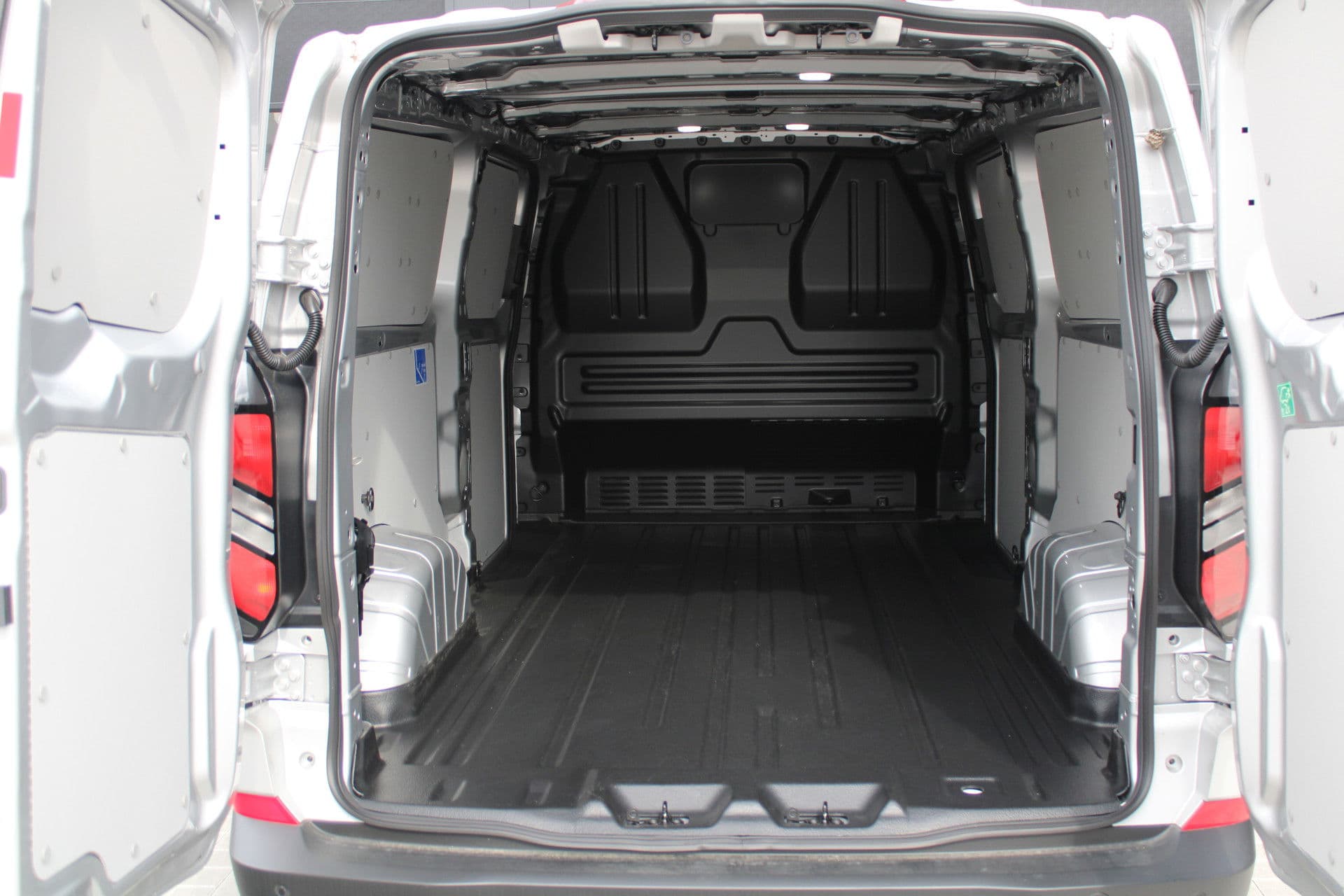 Ford Transit Custom 320 2.5 PHEV L2H1 Trend 232pk - 5 jaar GARANTIE - 2x Schuifdeur - Adaptive Cruise - Blind Spot - Navigatie - Camera - Verwarmd Stuur - Rijklaar thumbnail 11