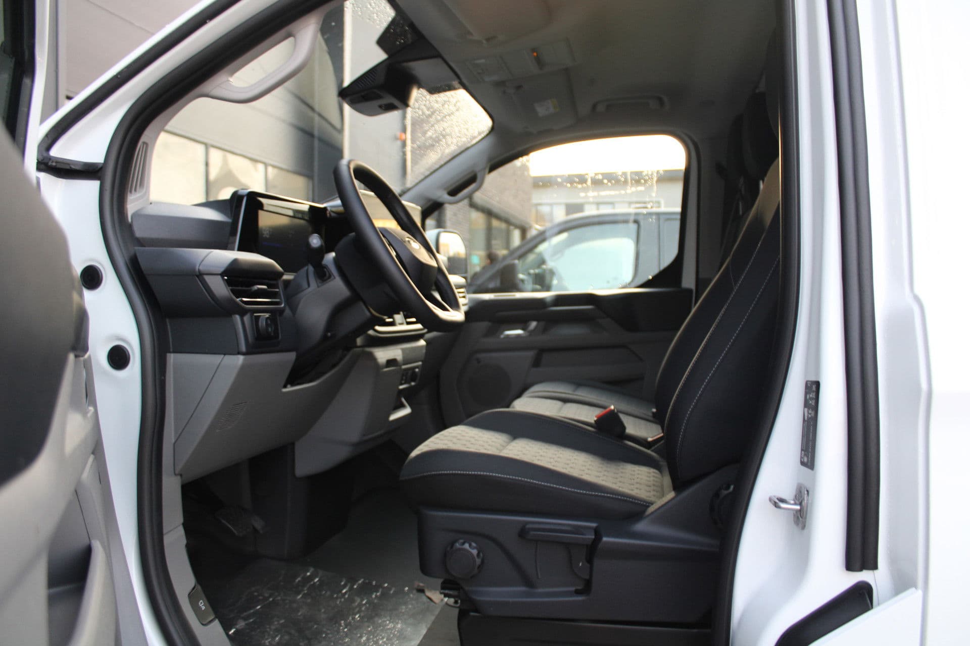 Ford E-Transit Custom 340 L2H1 Limited 65 kWh 218pk - LED - 360 Camera - B&O - ACC - Navi - Stoel/Stuurverwarming - Rijklaar thumbnail 15