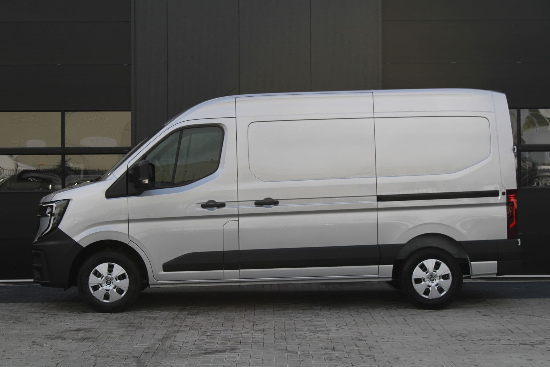 Renault Master T35 2.0 dCi 170pk L2H2 Extra - 2x Schuifdeur - Navigatie - Blind Spot - Camera - Stoelverwarming - Verwarmde voorruit - Rijklaar thumbnail 10